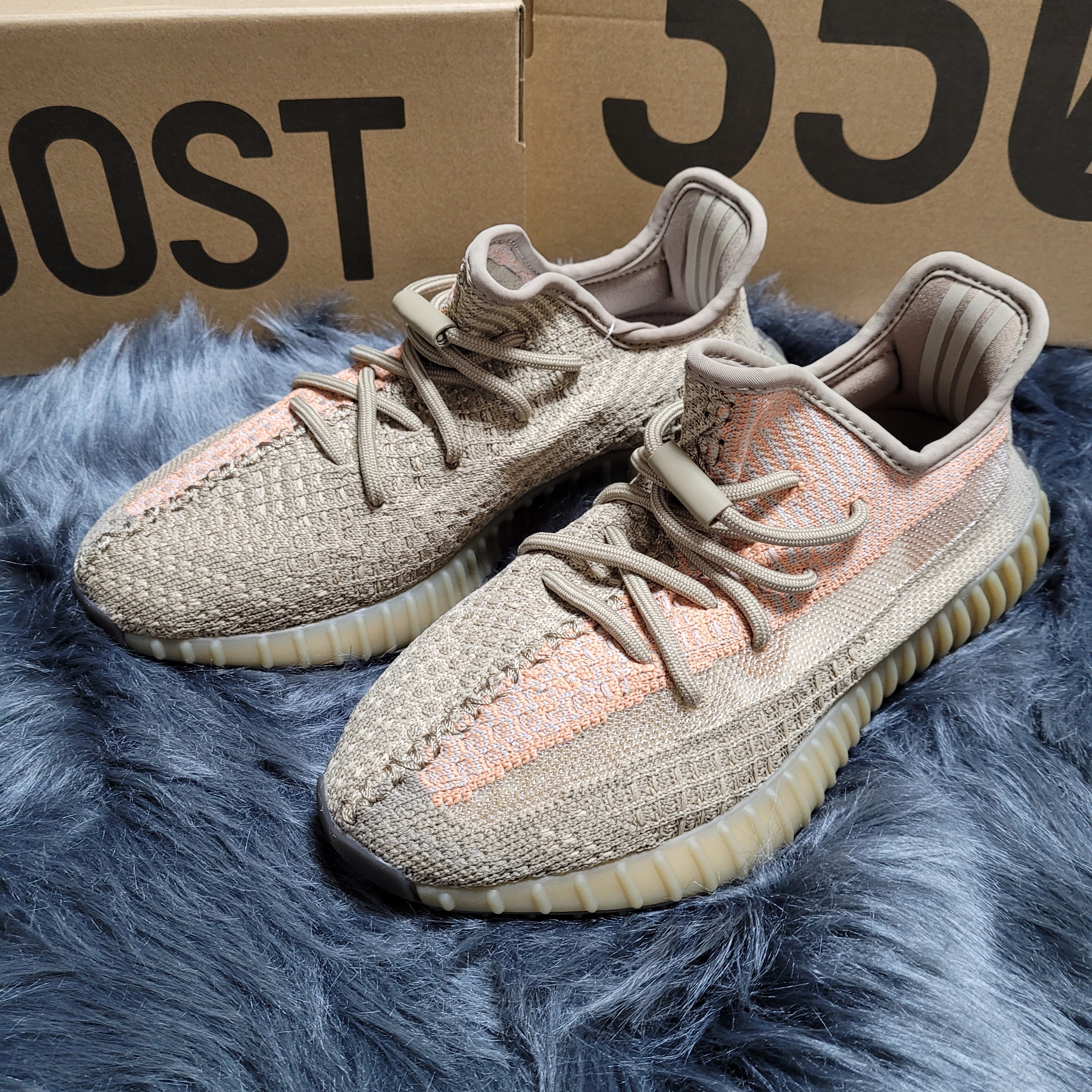 Adidas Yeezy Boost 350 V2 Sand Taupe 착용 스타일