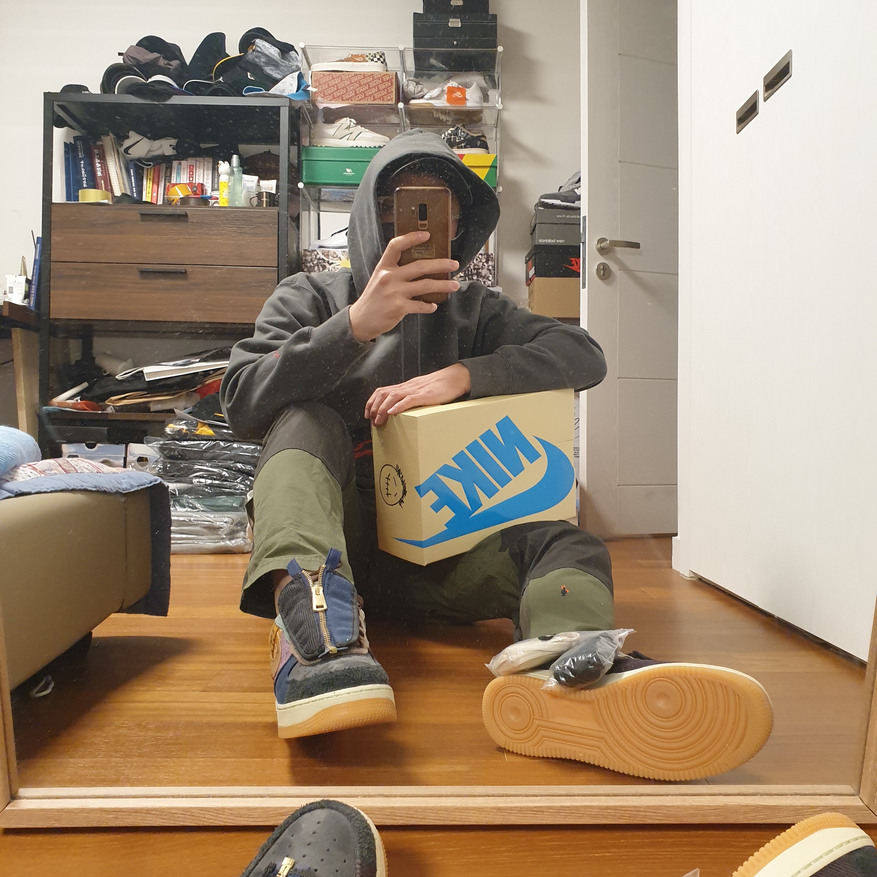 Nike x Travis Scott Air Force 1 Low Cactus Jack, Jordan x Travis Scott Washed Suede Hoodie Grey 착용 스타일 - 3