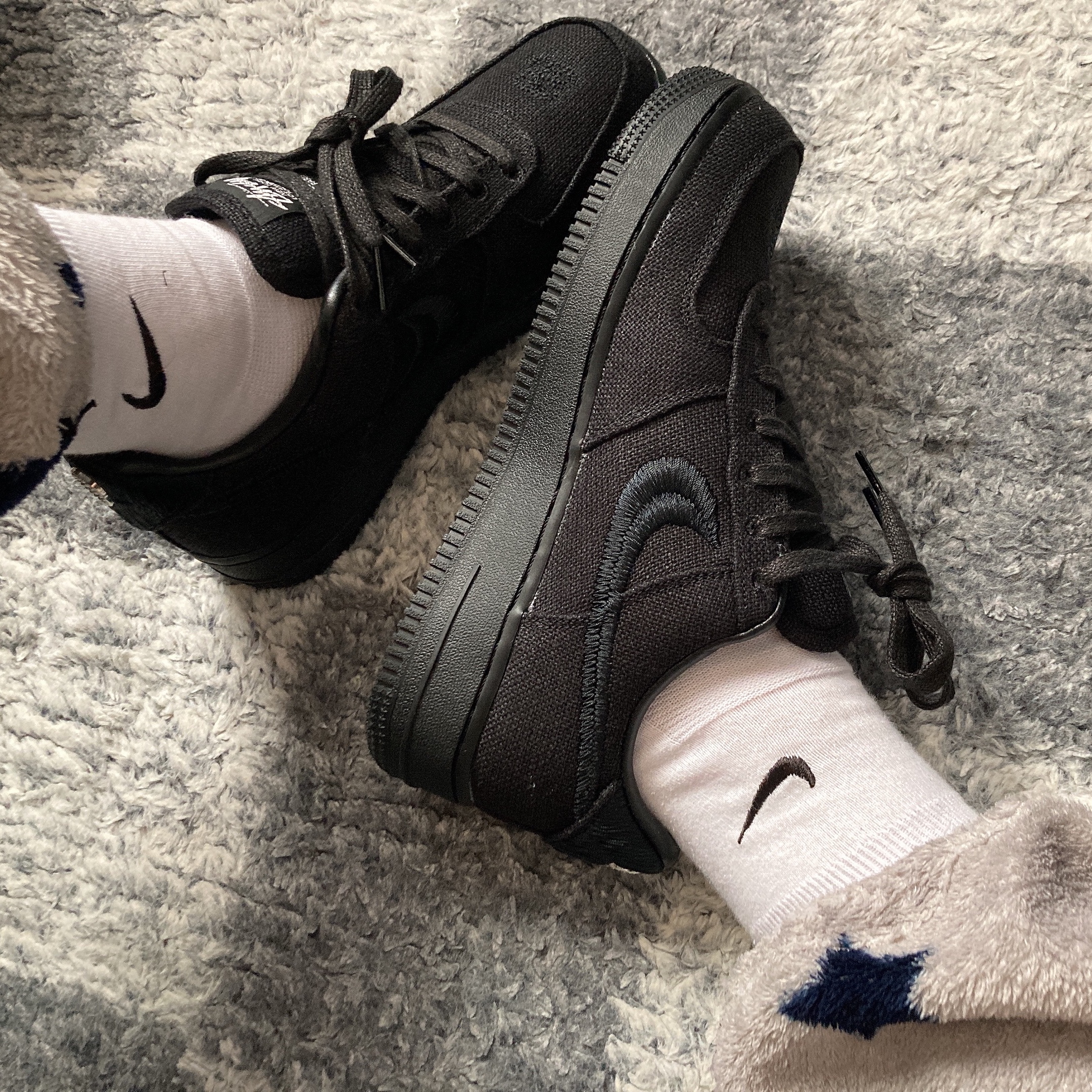 Nike x Stussy Air Force 1 Low Triple Black 착용 스타일 - 1
