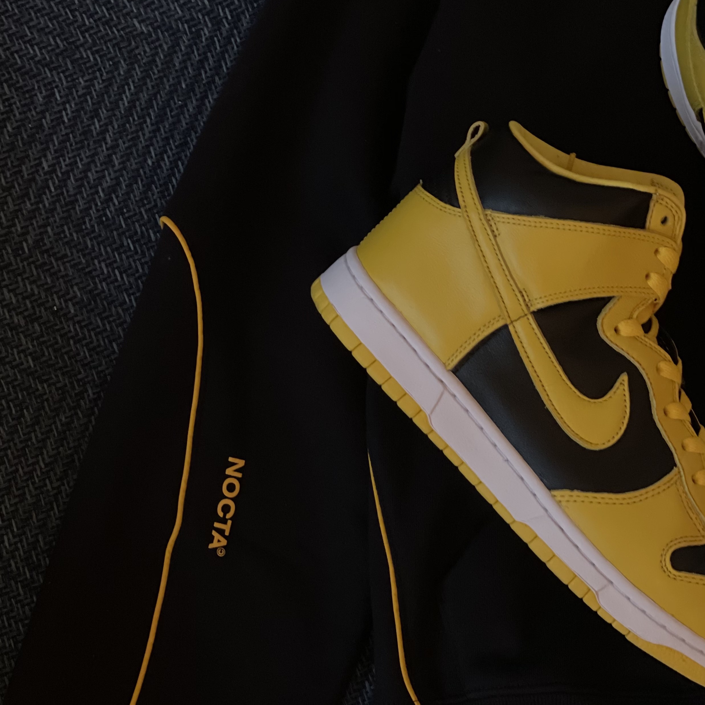 Nike x Drake Nocta Essential Hoodie Black - Asia, Nike Dunk High SP Varsity Maize 착용 스타일 - 1