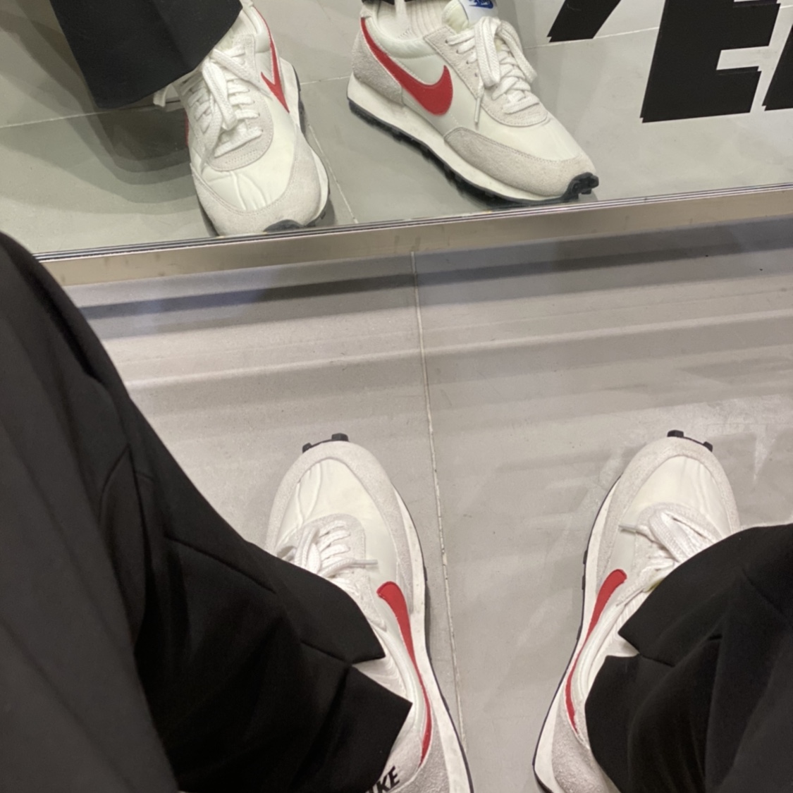 Nike Daybreak SP White University Red 착용 스타일