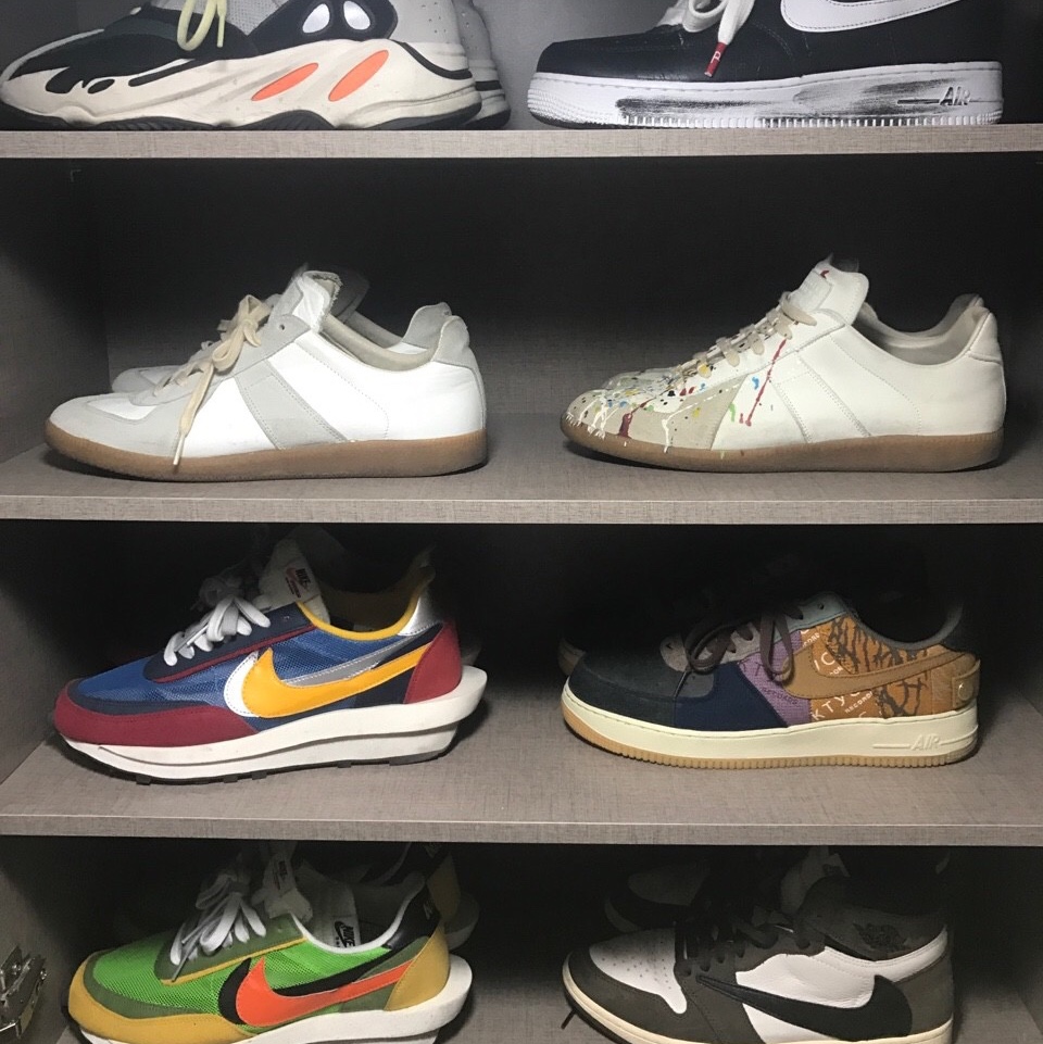Maison Margiela Calfskin Replica Sneakers, Jordan 1 x Travis Scott Retro High OG SP Mocha 착용 스타일