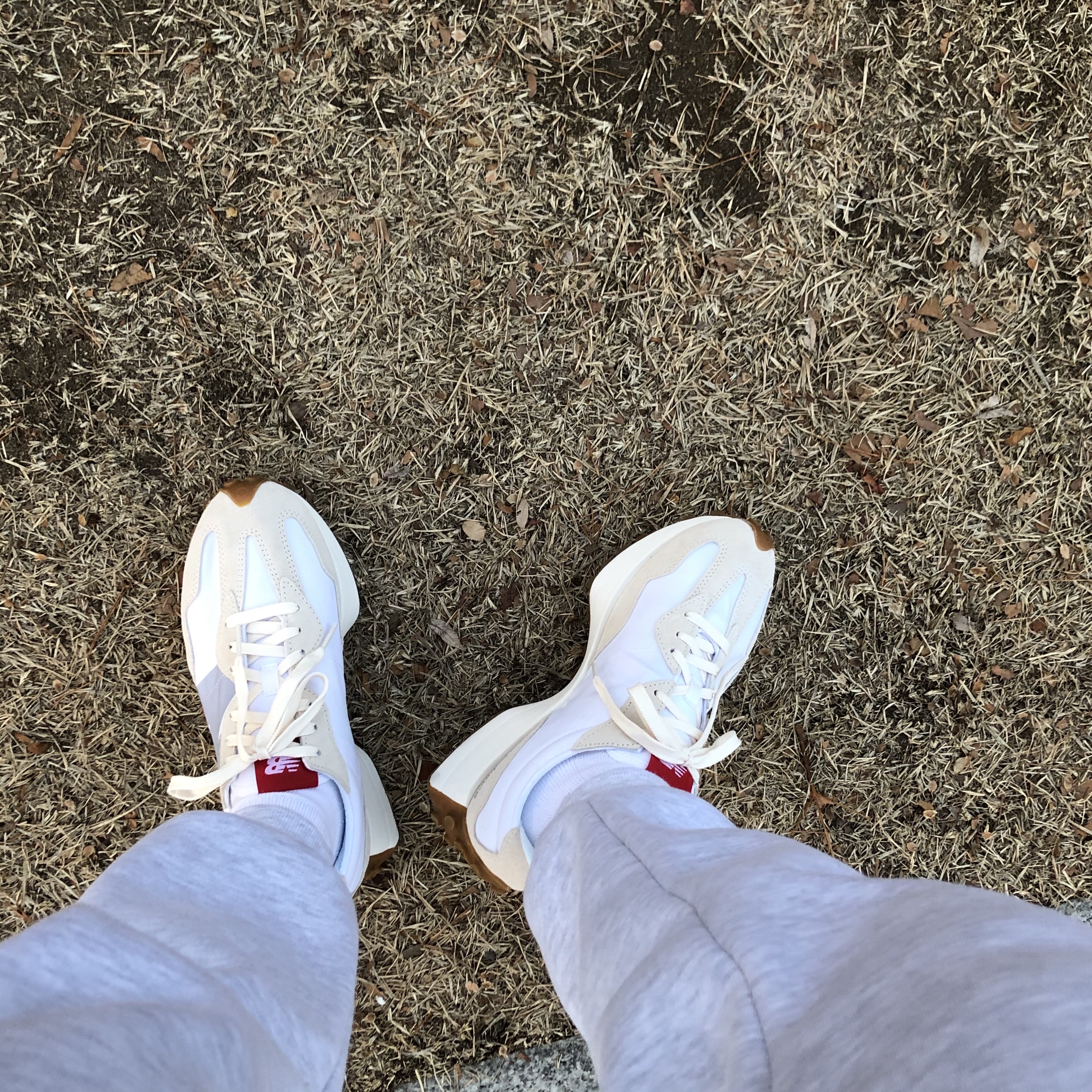 New Balance 327 White Silver Gum 착용 스타일 - 3