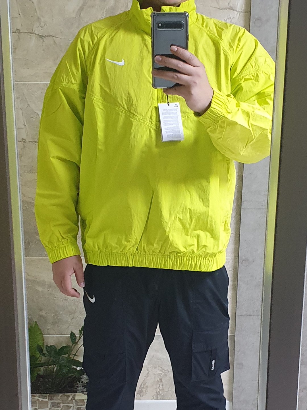 Nike x Stussy Windrunner Jacket Bright Cactus 착용 스타일 - 1