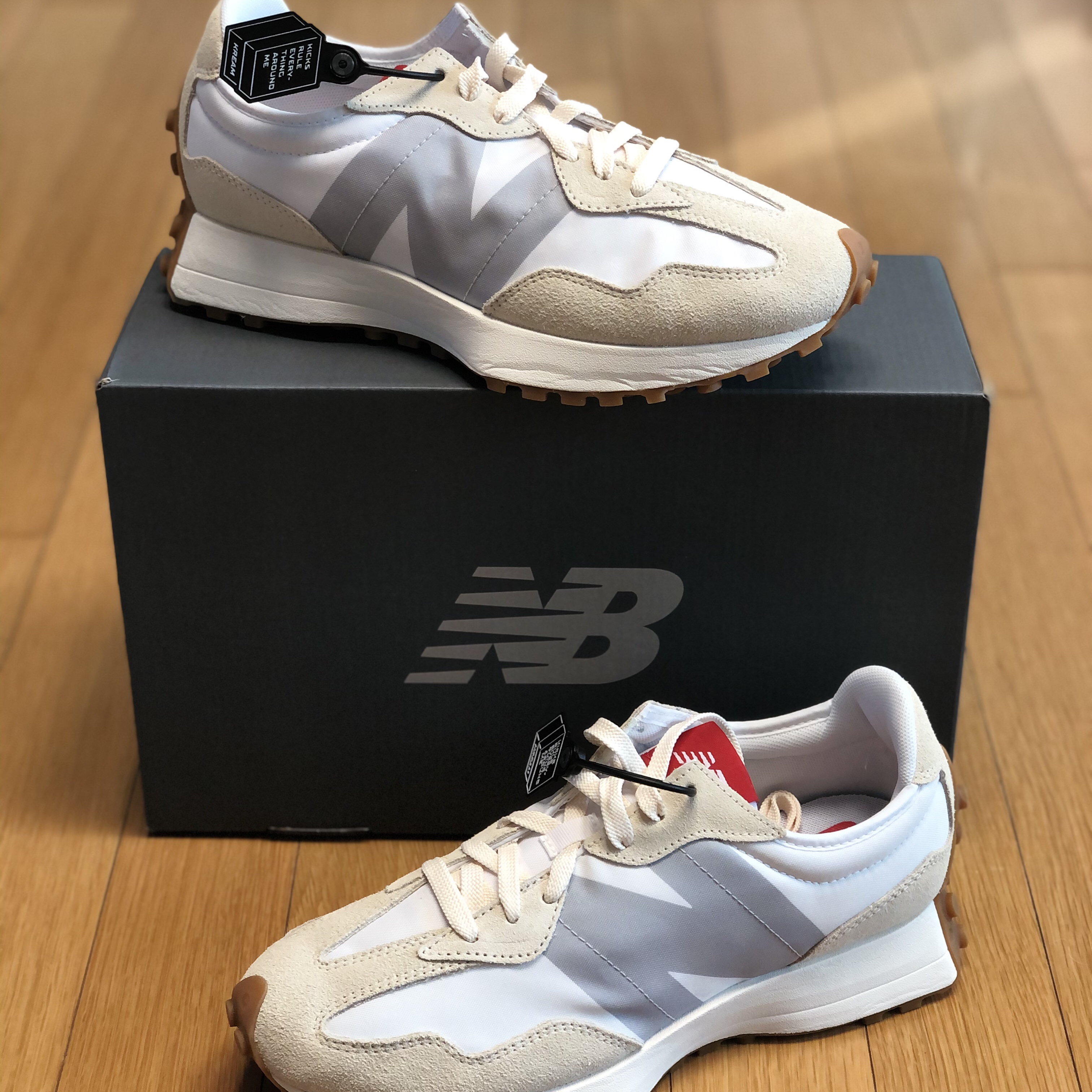 New Balance 327 White Silver Gum 착용 스타일 - 1