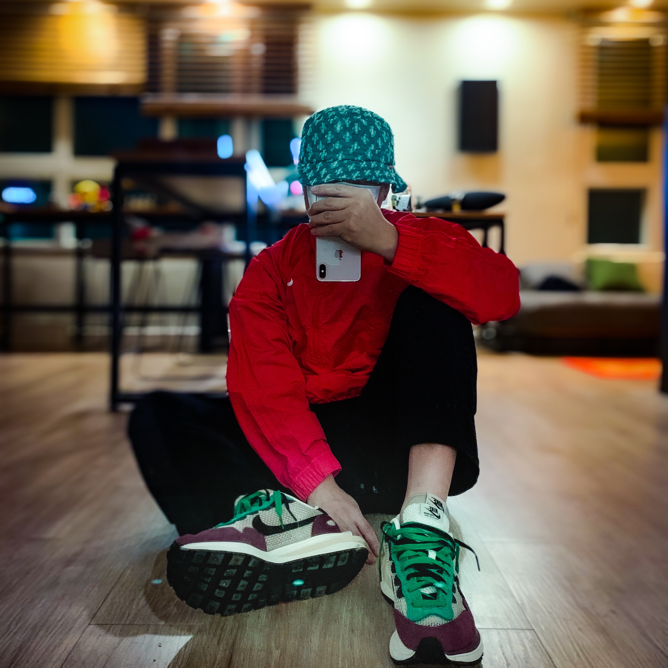 Nike x Sacai VaporWaffle String & Black Villain Red, Nike x Stussy Windrunner Jacket Habanero Red 착용 스타일 - 1