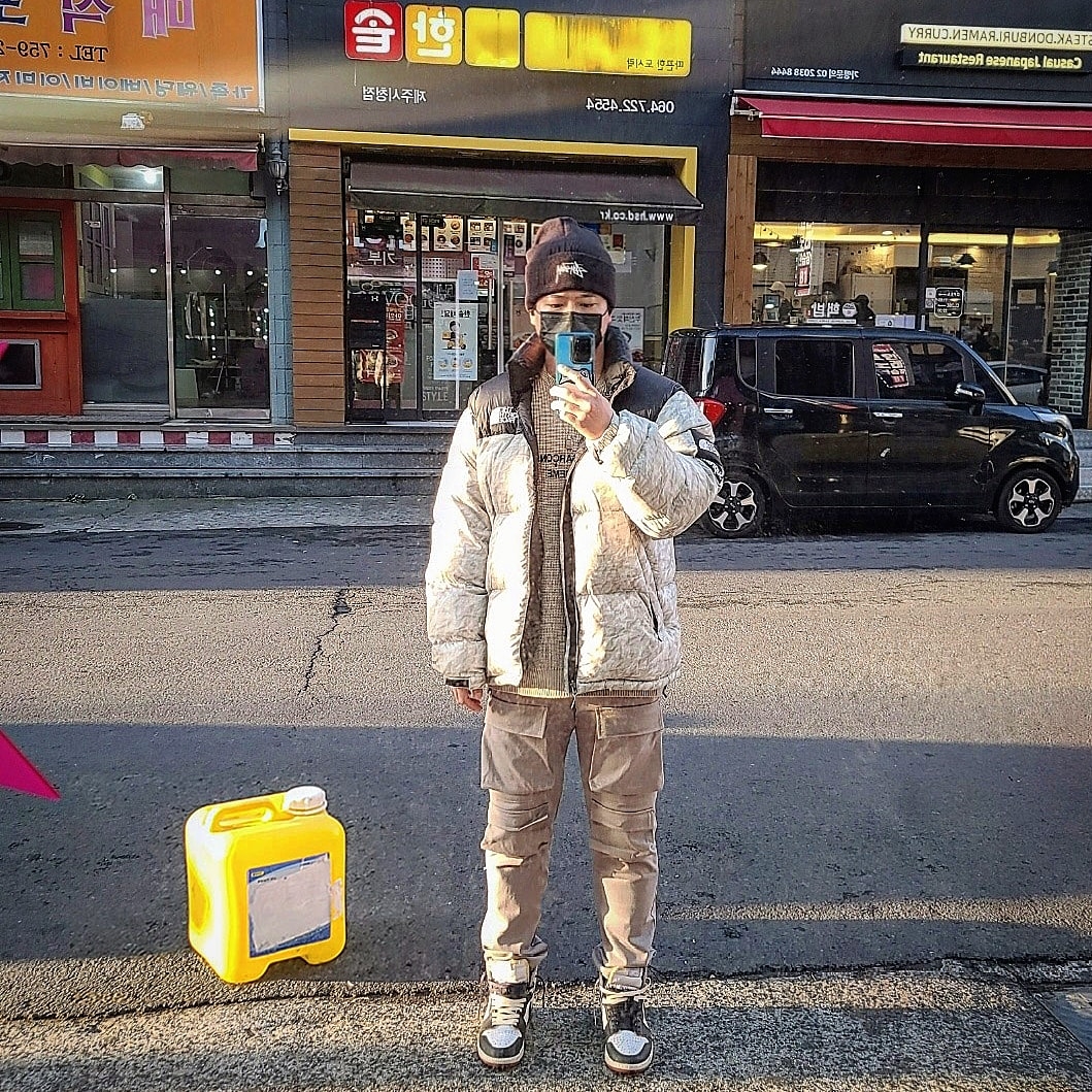 Jordan 1 x Union Retro High Black Toe, Supreme x The North Face Paper Print Nuptse Jacket - 19FW 착용 스타일