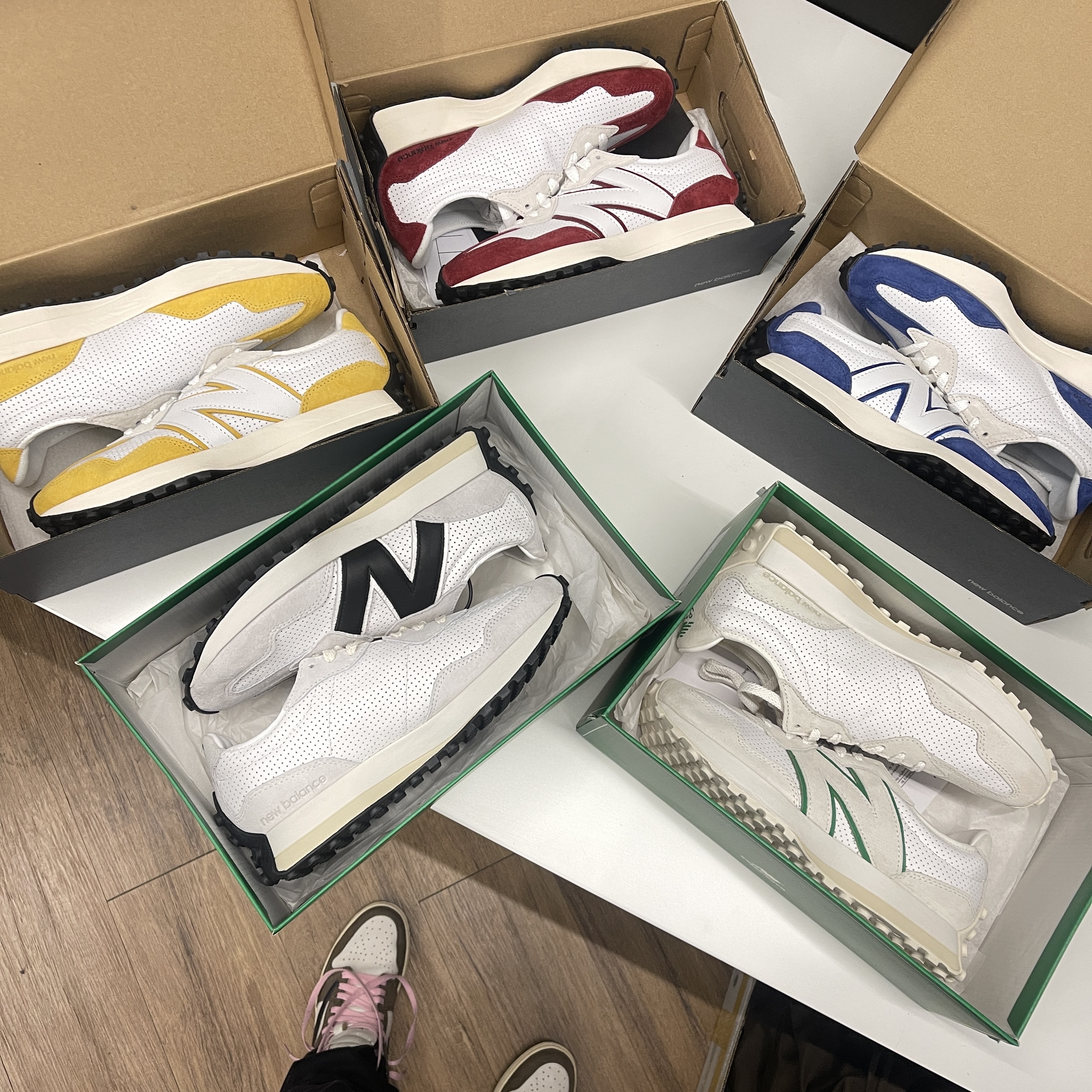 New Balance x Casablanca 327 Idealist Off White Green, New Balance x Casablanca 327 Idealist Black Grey Pink 착용 스타일