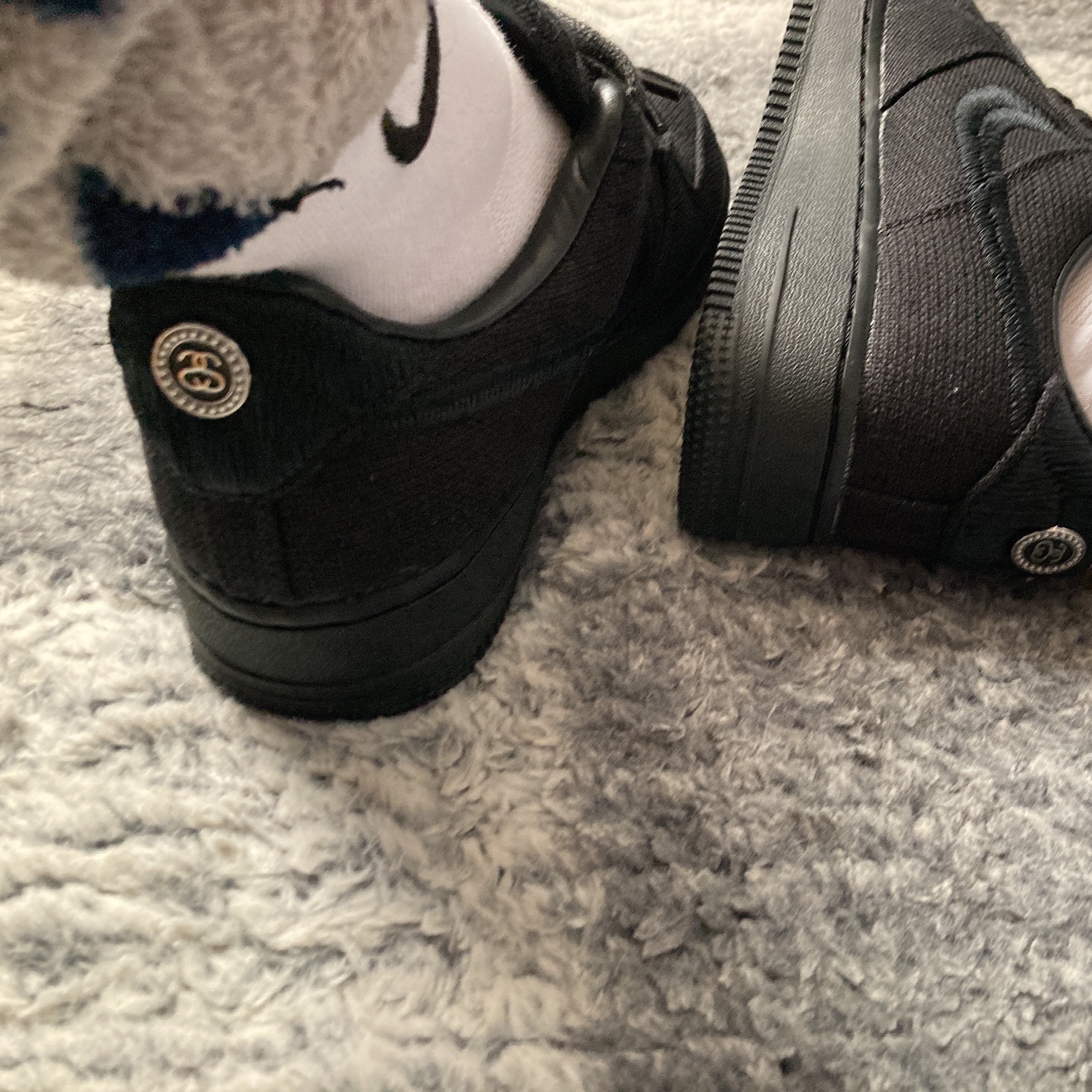 Nike x Stussy Air Force 1 Low Triple Black 착용 스타일 - 3