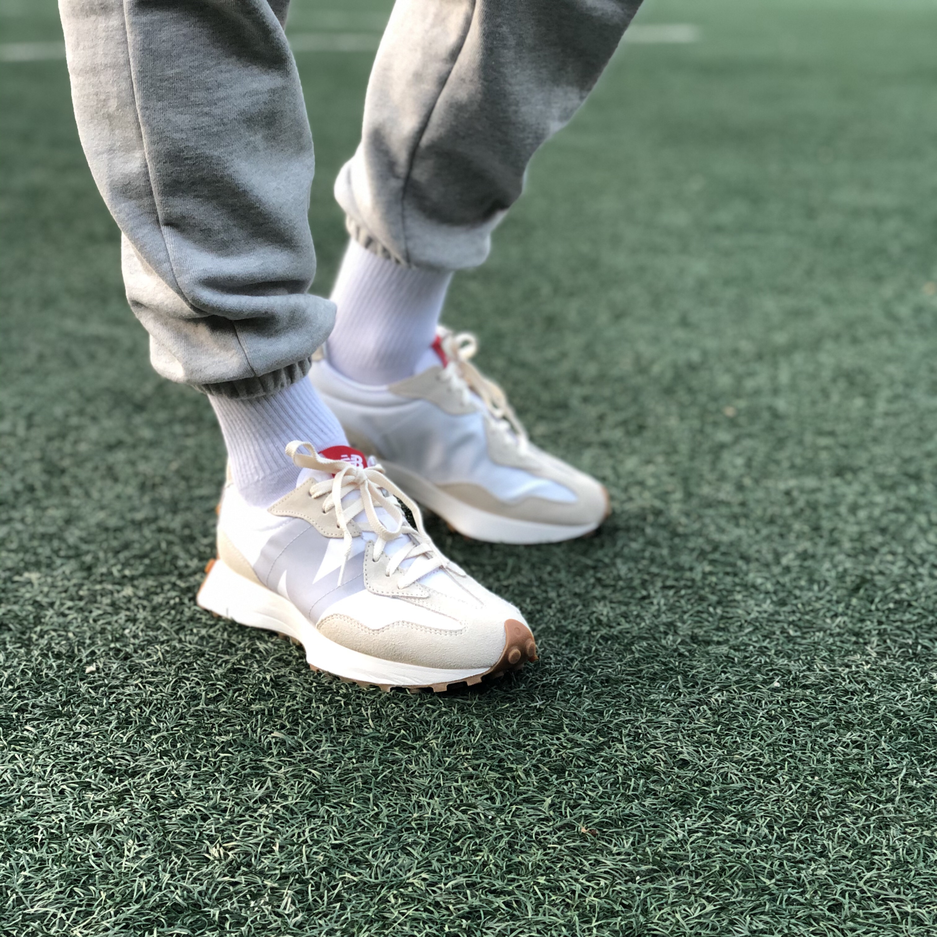 New Balance 327 White Silver Gum 착용 스타일 - 3
