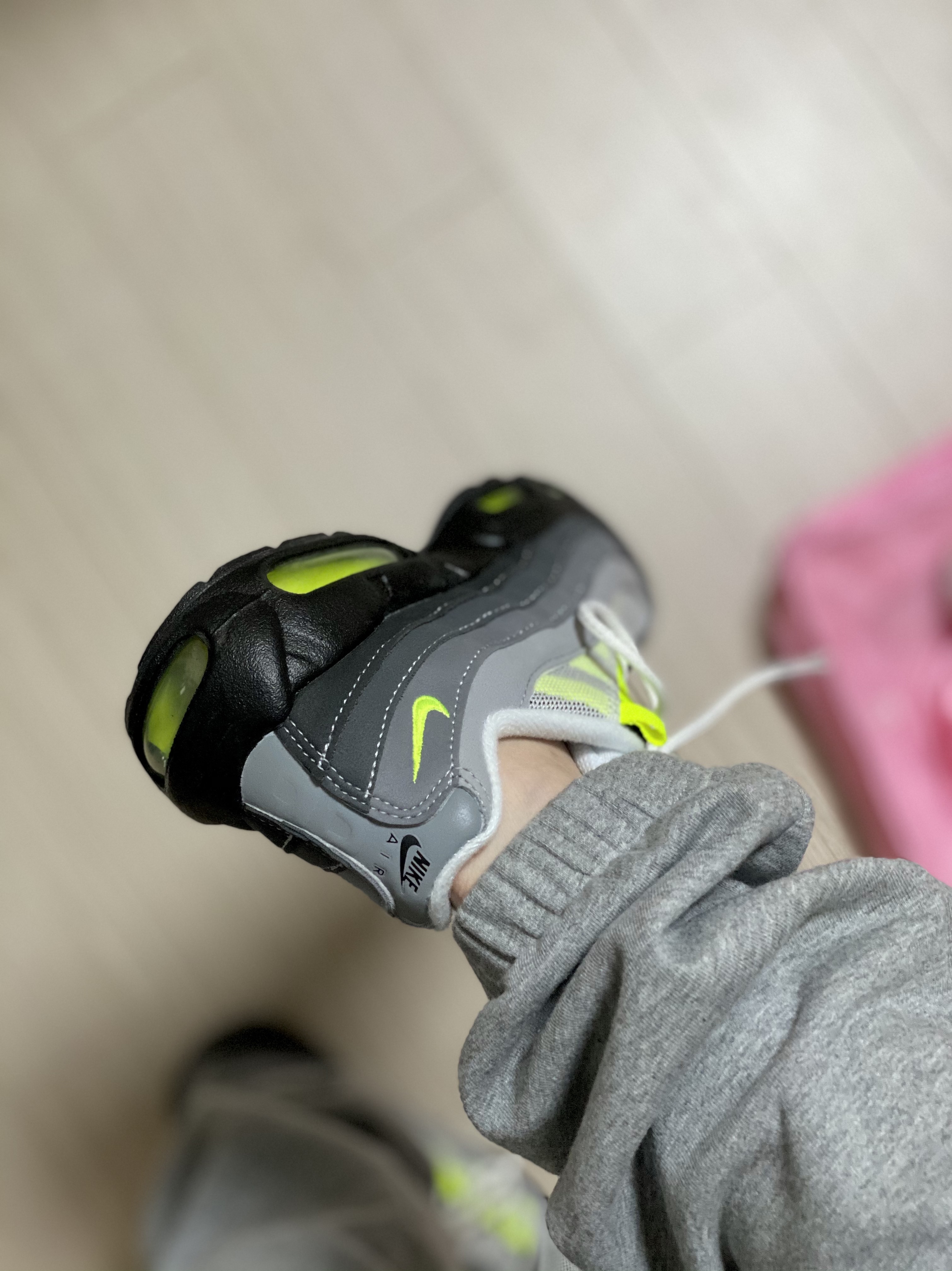 Nike Air Max 95 OG Neon Yellow 2020, (GS) Nike Air Max 95 OG Neon Yellow 2020 착용 스타일 - 2