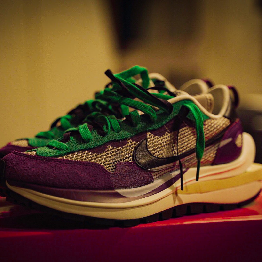 Nike x Sacai VaporWaffle String & Black Villain Red, Nike x Stussy Windrunner Jacket Habanero Red 착용 스타일 - 3