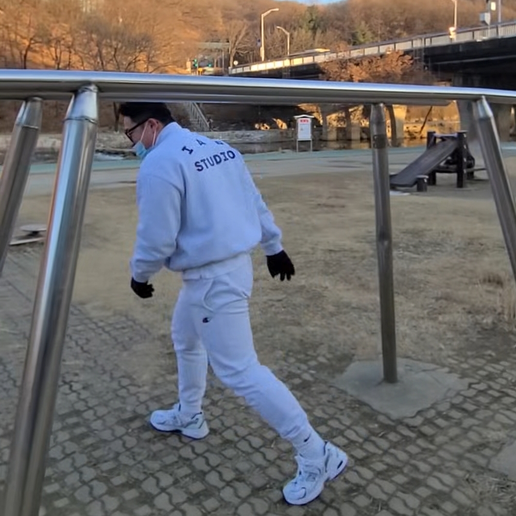 IAB Studio Half Zip Pullover Light Gray, New Balance 530 White 착용 스타일