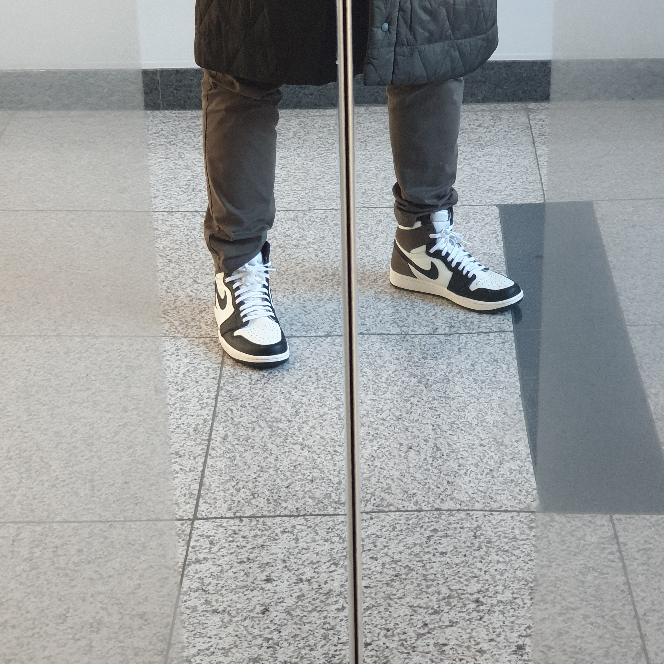 Jordan 1 Retro High OG Black Mocha 착용 스타일 - 4