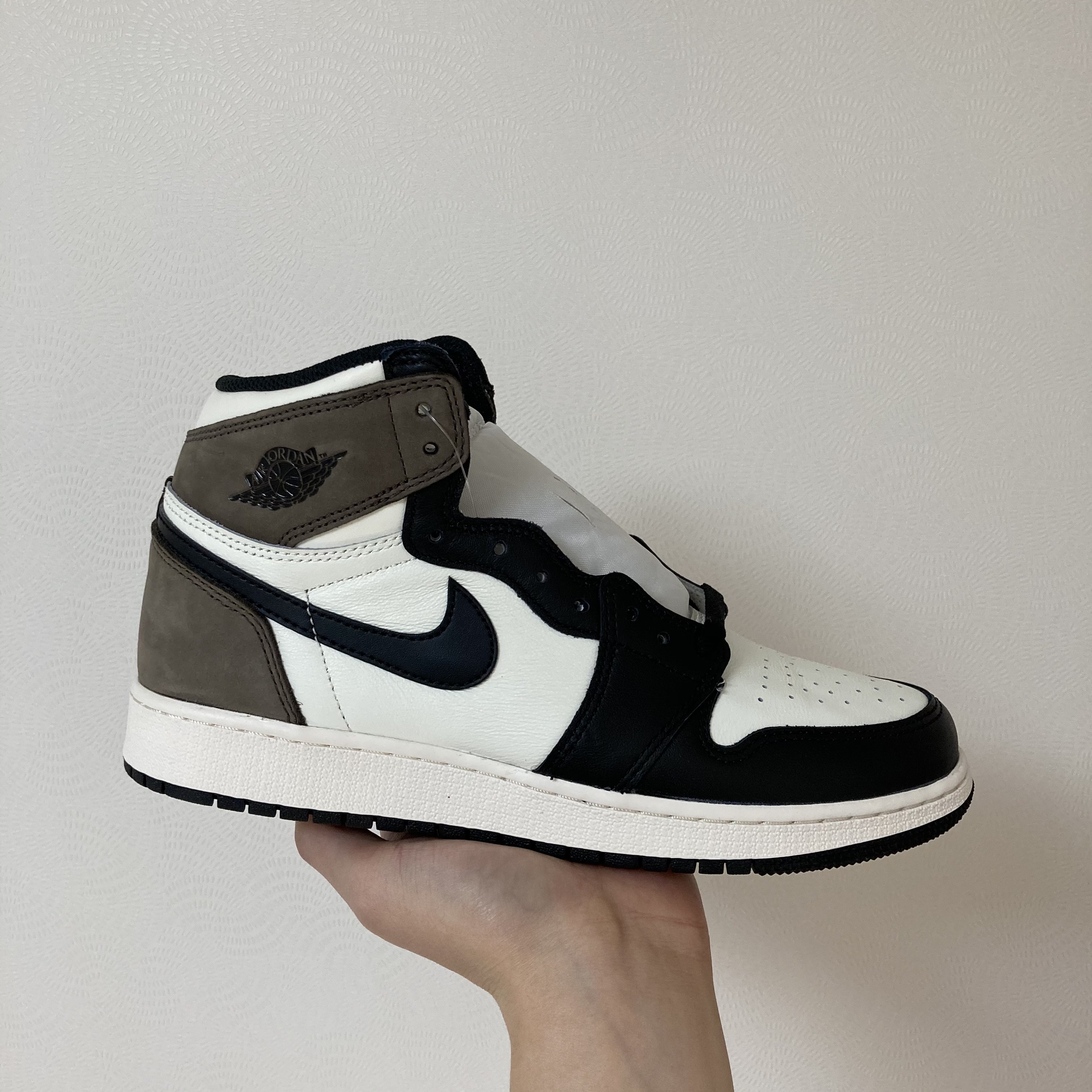 Jordan 1 Retro High OG Black Mocha 착용 스타일 - 2