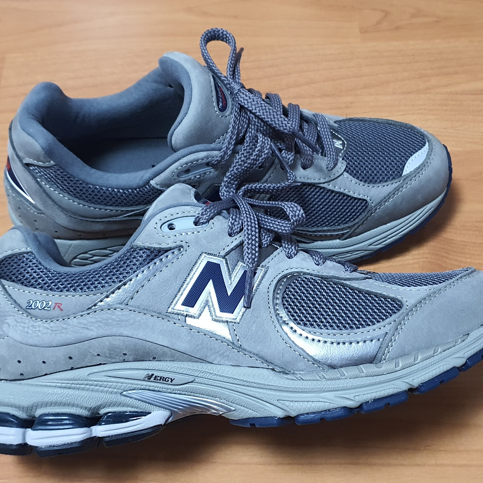 New Balance 2002R Gray 착용 스타일