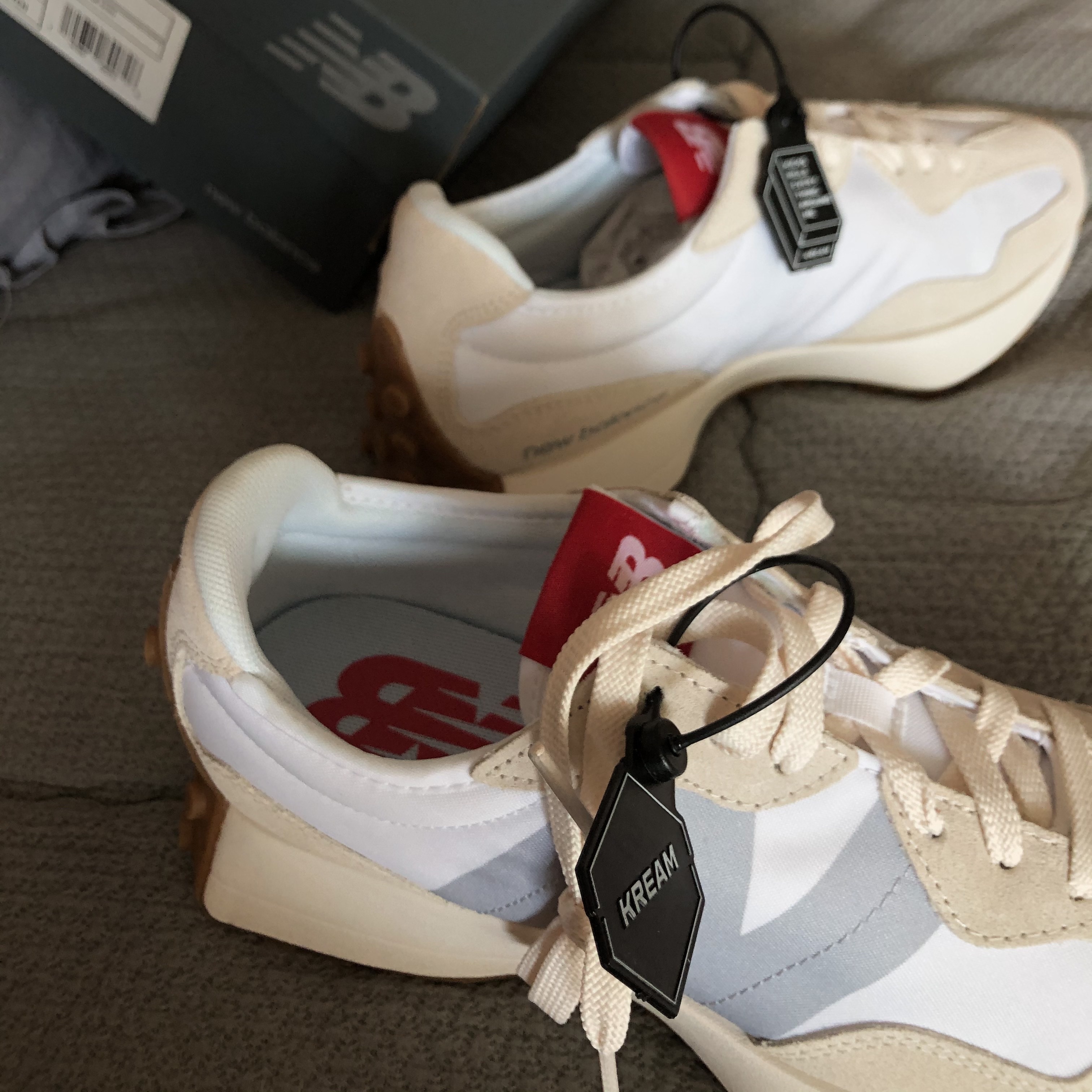 New Balance 327 White Silver Gum 착용 스타일 - 2