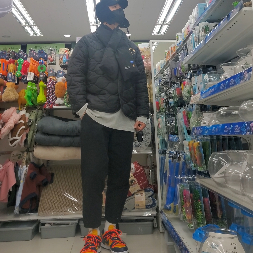 Nike x Off-White Dunk Low University Gold Midnight Navy 착용 스타일 - 3