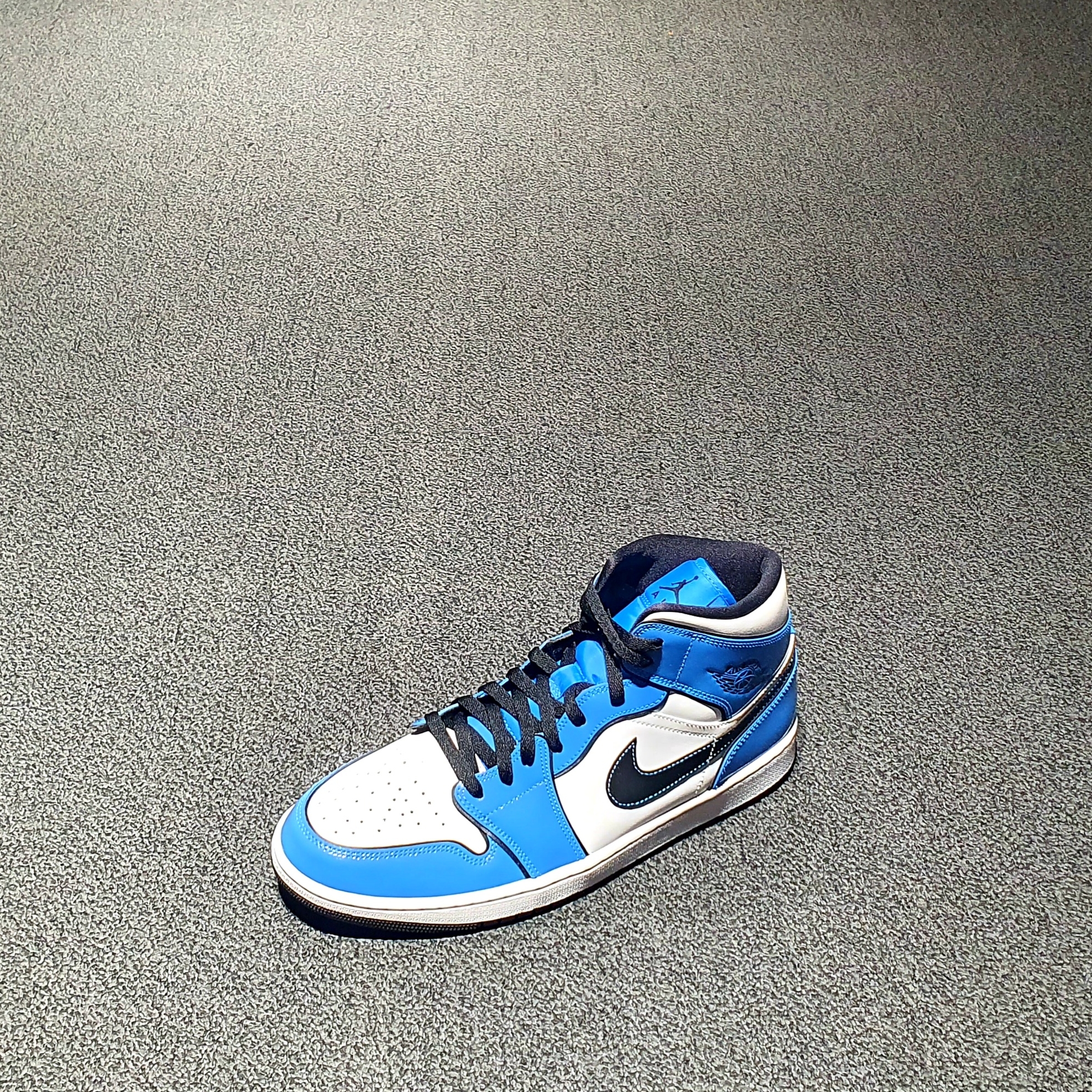 Jordan 1 Mid SE Signal Blue 착용 스타일