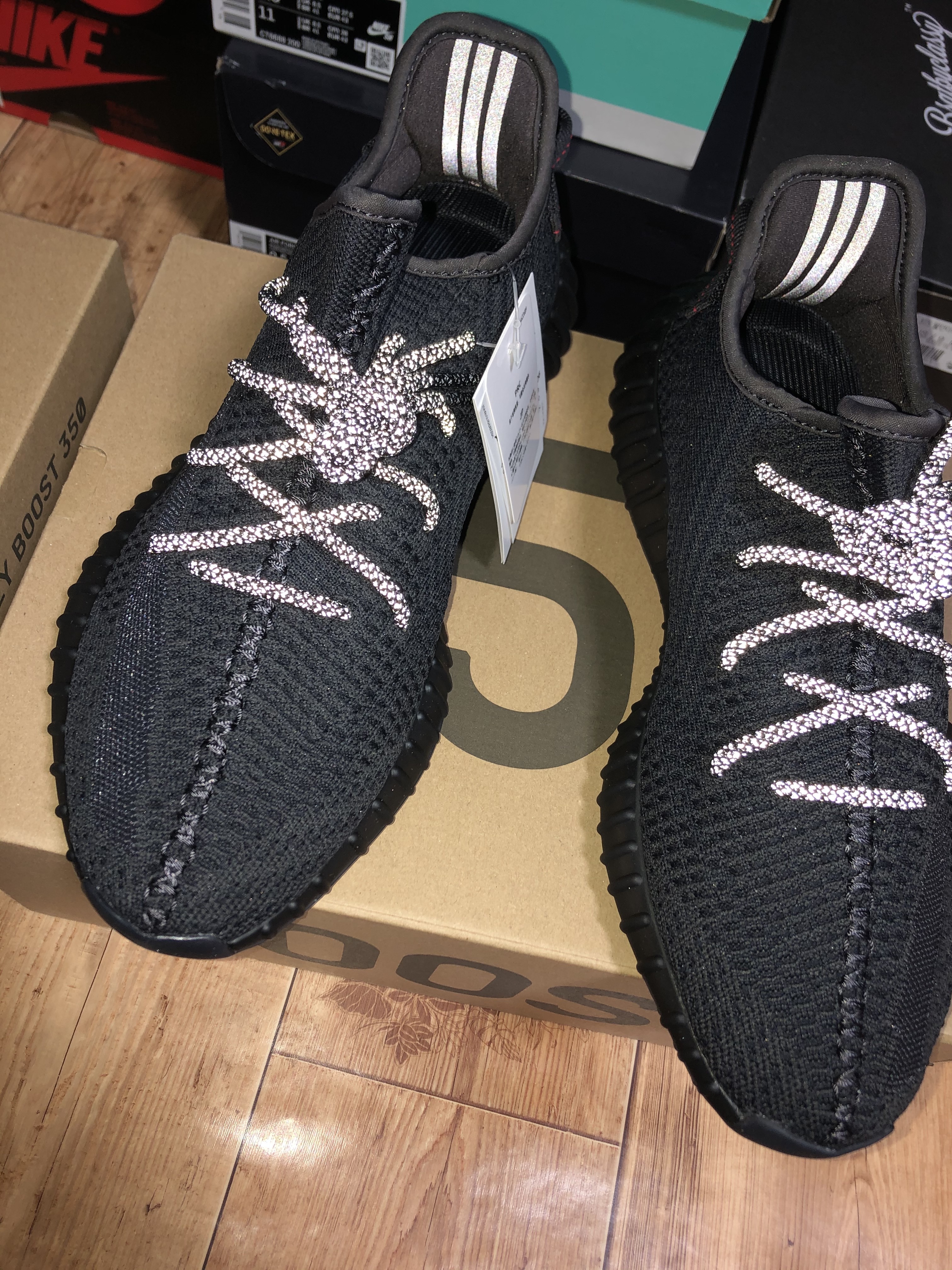 Adidas Yeezy Boost 350 V2 Black - Non-Reflective 착용 스타일