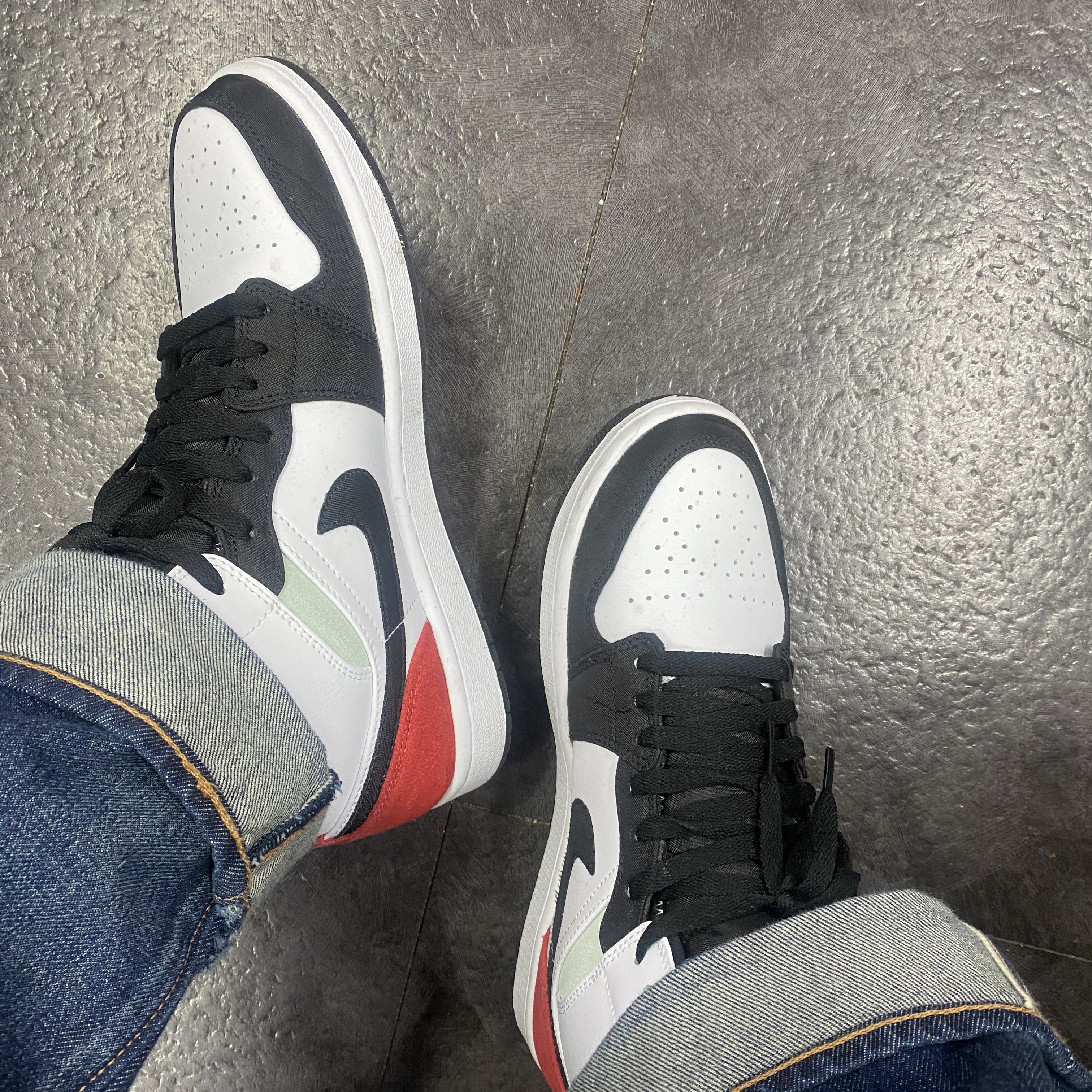 Jordan 1 Mid SE Track Red 착용 스타일