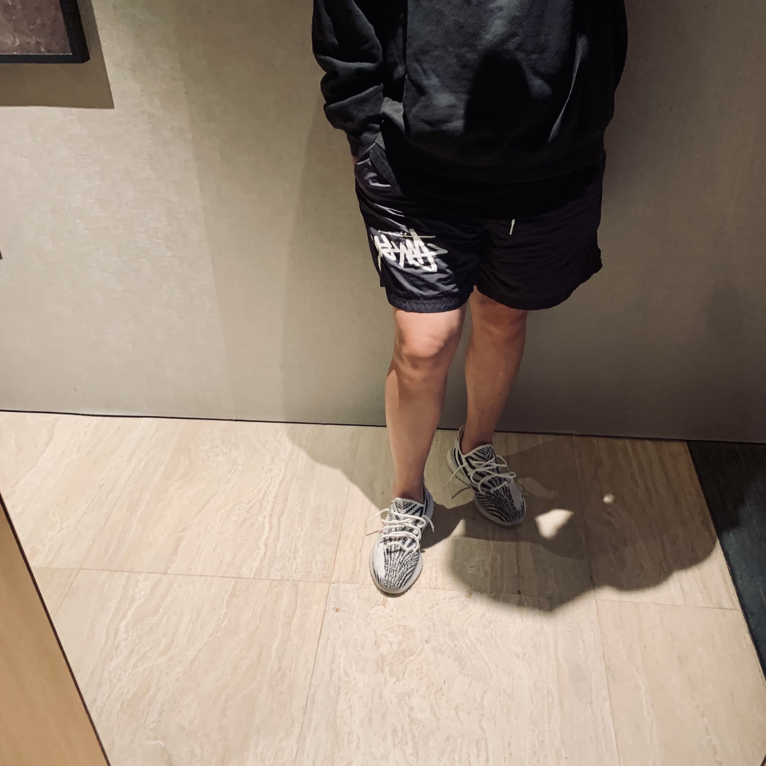 Adidas Yeezy Boost 350 V2 Zebra 2017/2019/2020, Nike x Stussy Water Shorts Off Noir 착용 스타일 - 2