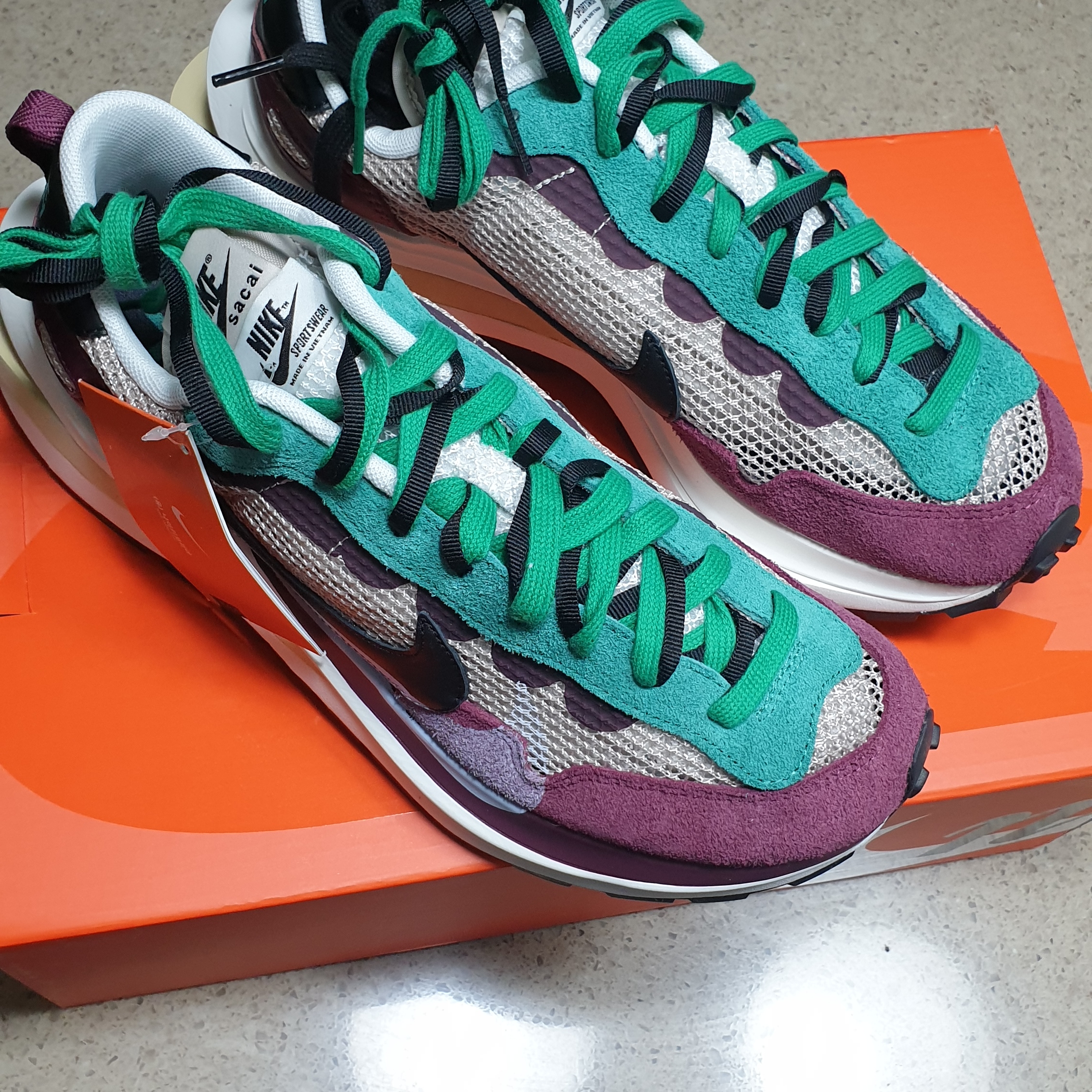 Nike x Sacai VaporWaffle String & Black Villain Red 착용 스타일 - 3