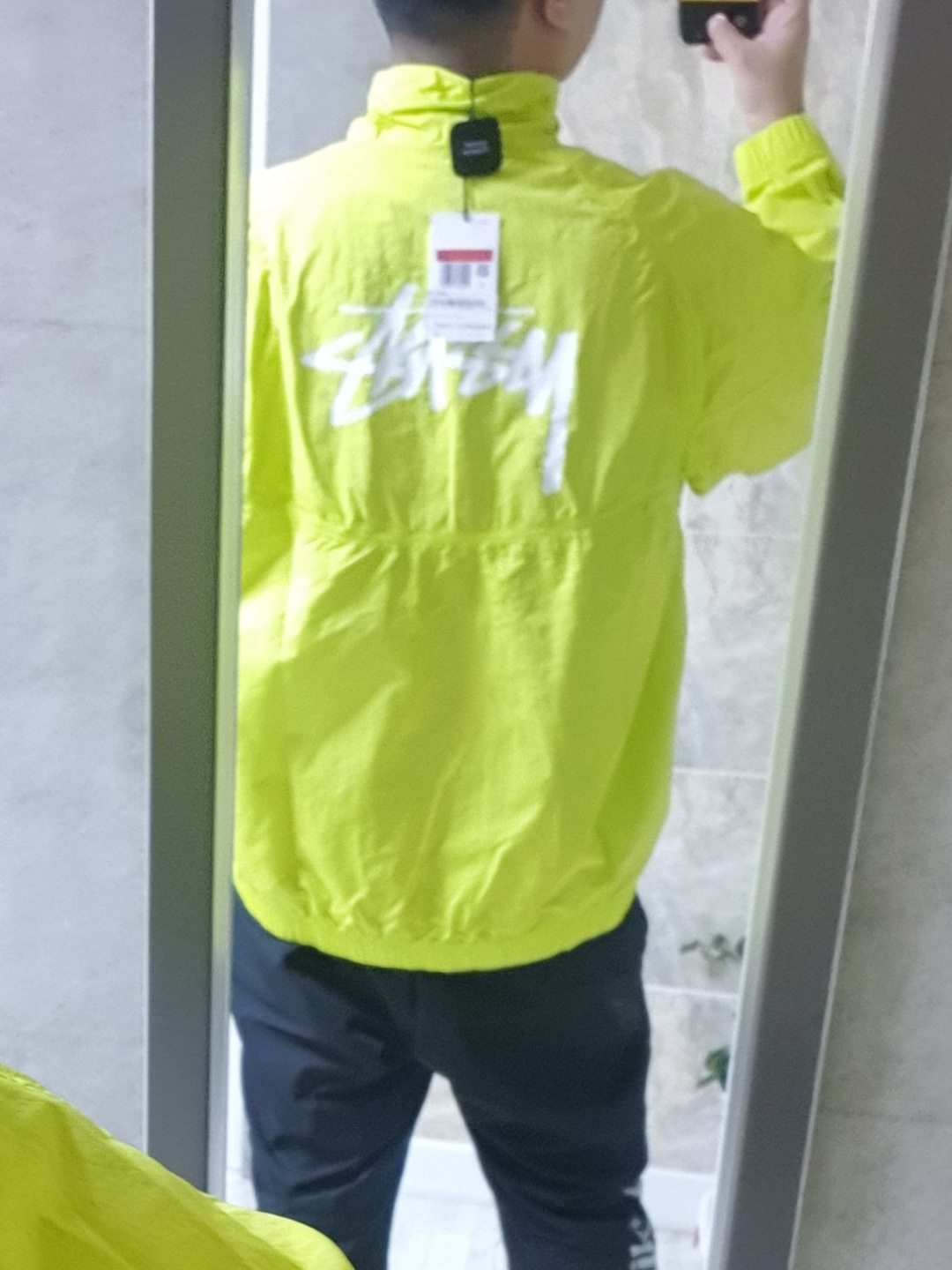 Nike x Stussy Windrunner Jacket Bright Cactus 착용 스타일 - 2