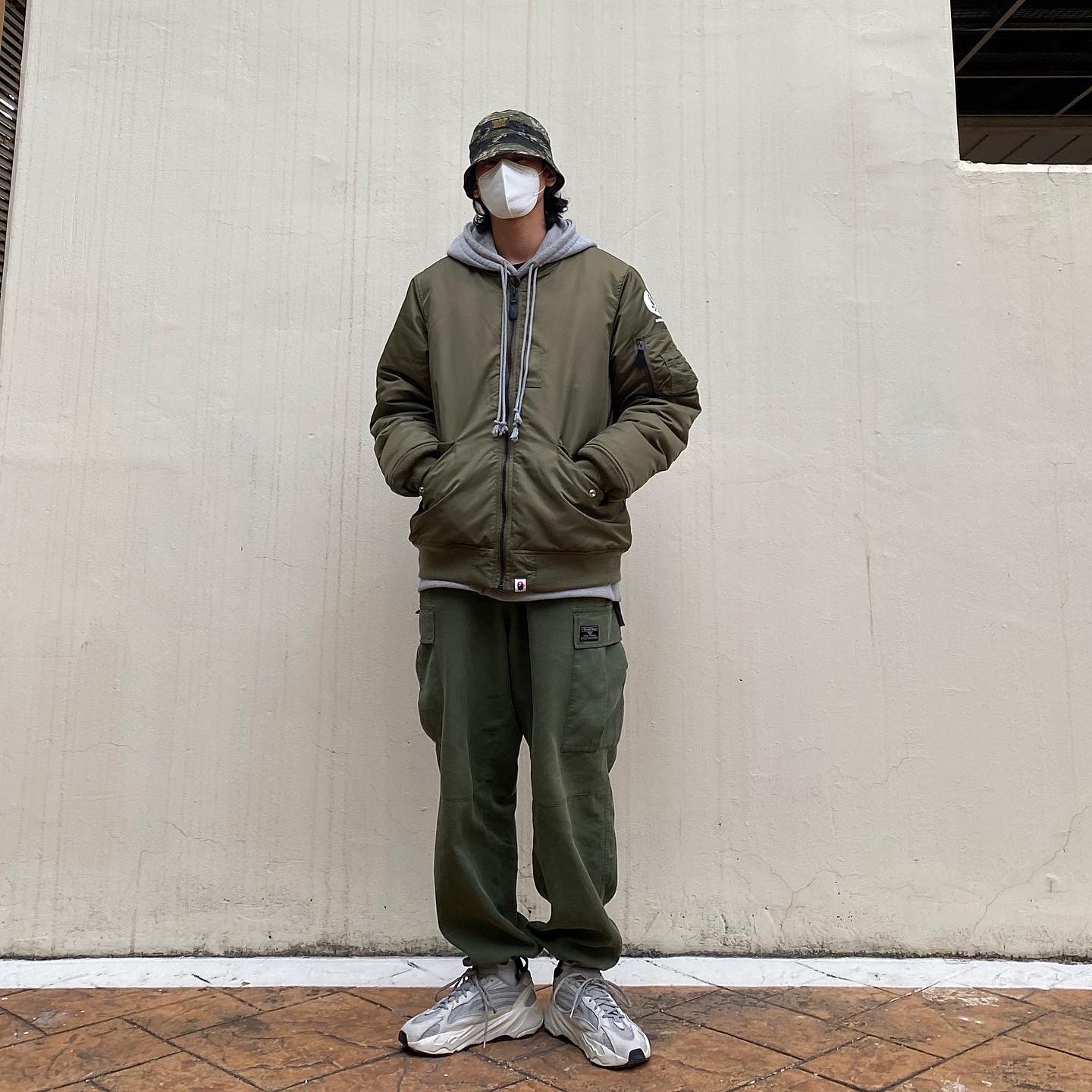 Adidas Yeezy Boost 700 V2 Static 2018 착용 스타일 - 1