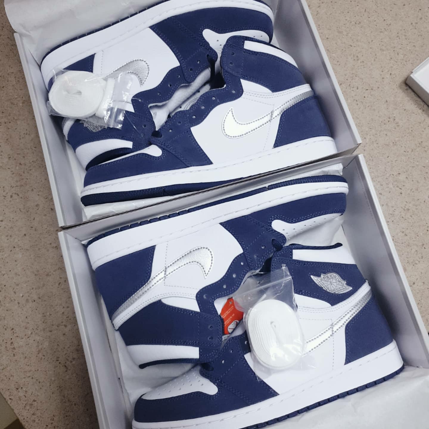 Jordan 1 Retro High OG CO.JP Midnight Navy, Jordan 1 x League of Legends Zoom Air CMFT Esports 착용 스타일 - 1