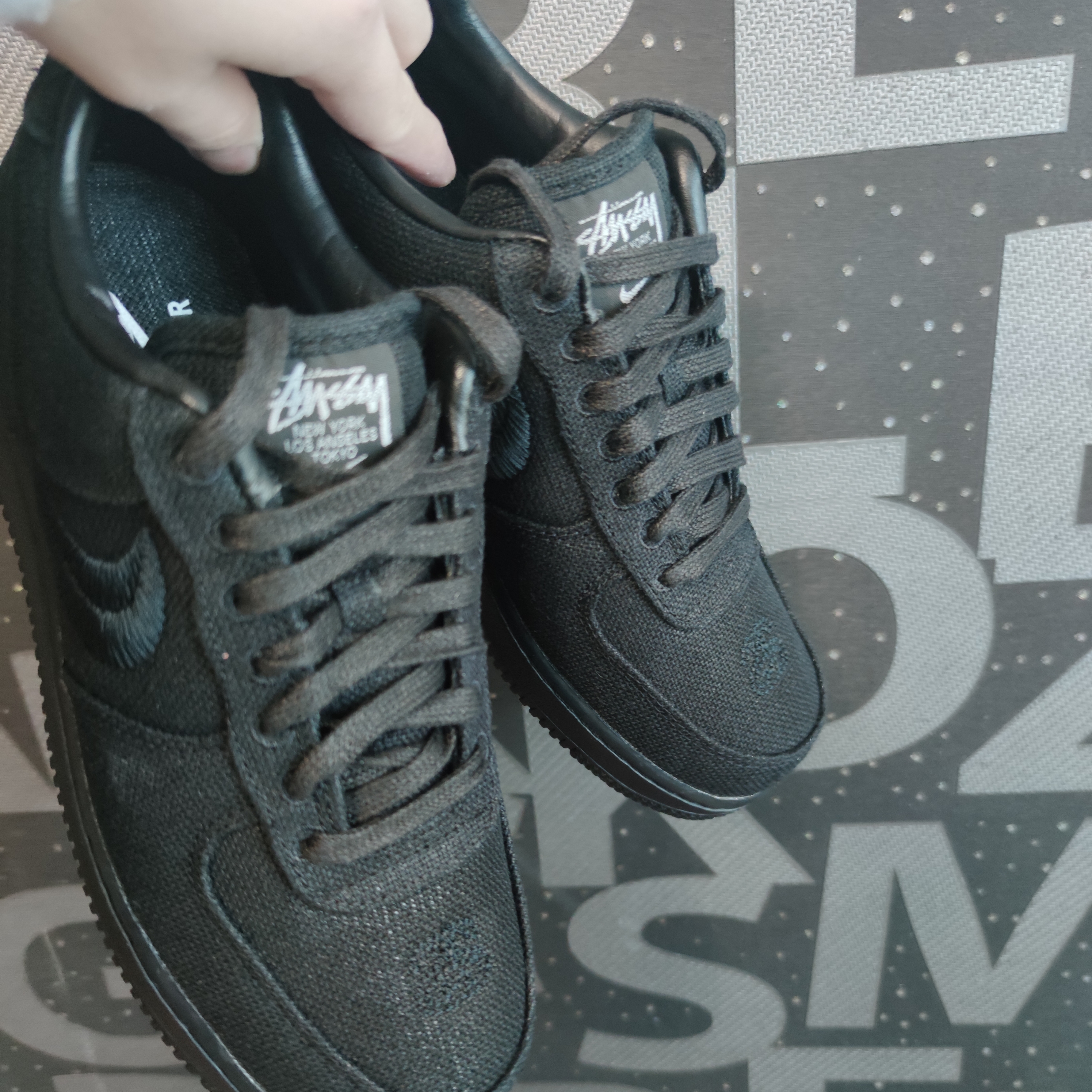 Nike x Stussy Air Force 1 Low Triple Black 착용 스타일 - 1