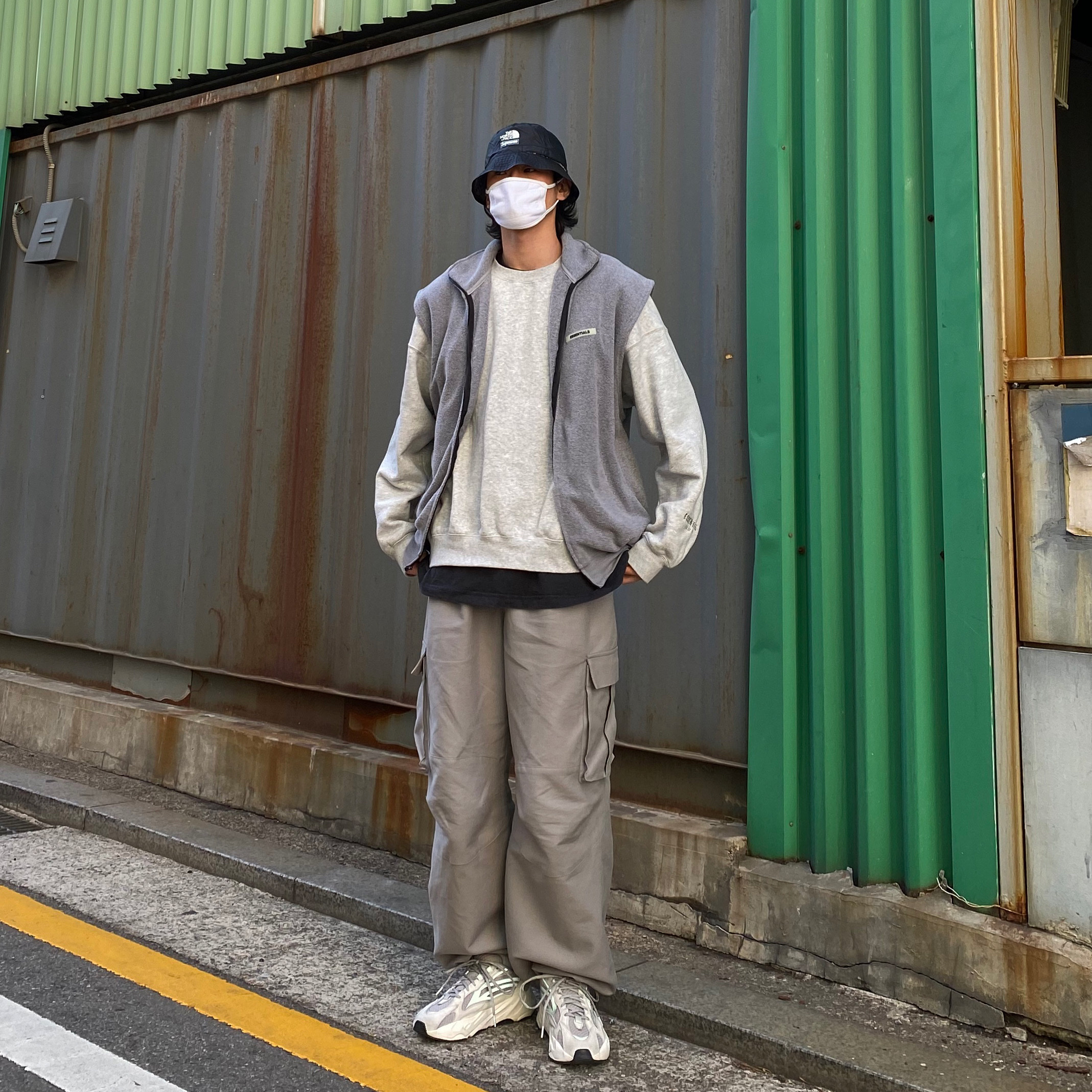 Adidas Yeezy Boost 700 V2 Static 2018, Supreme x The North Face Snakeskin Packable Reversible Crusher Black - 18SS 착용 스타일