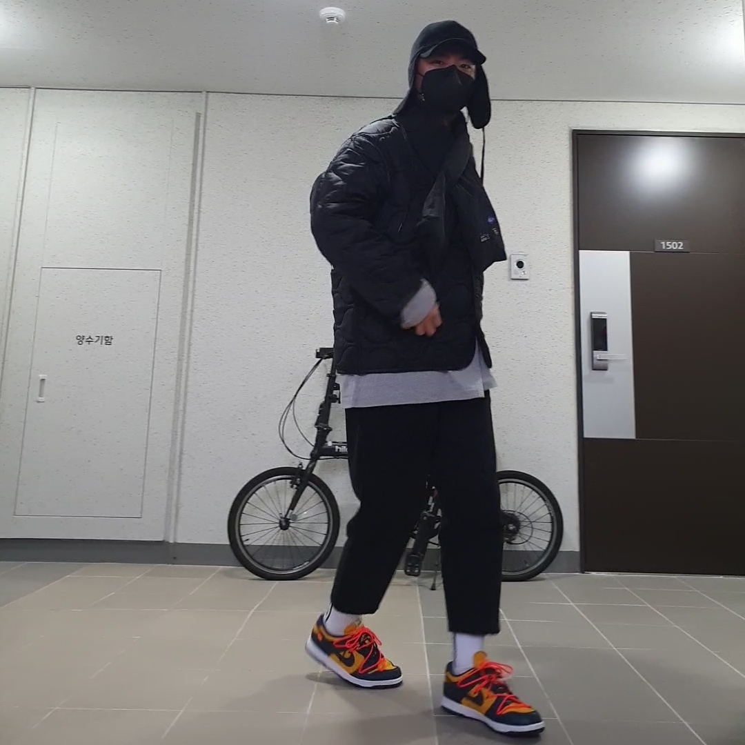 Nike x Off-White Dunk Low University Gold Midnight Navy 착용 스타일 - 2