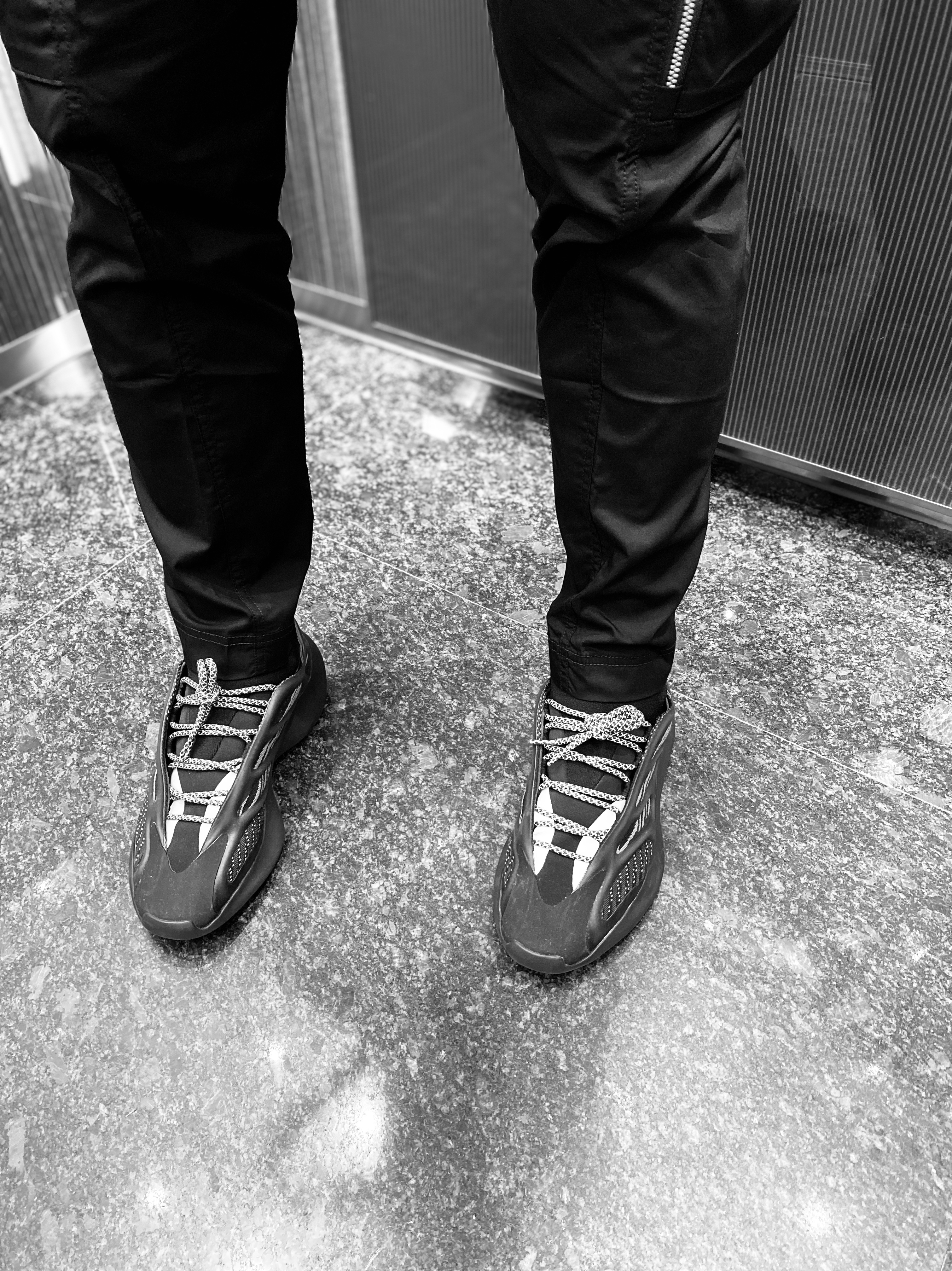 Adidas Yeezy 700 V3 Alvah 착용 스타일