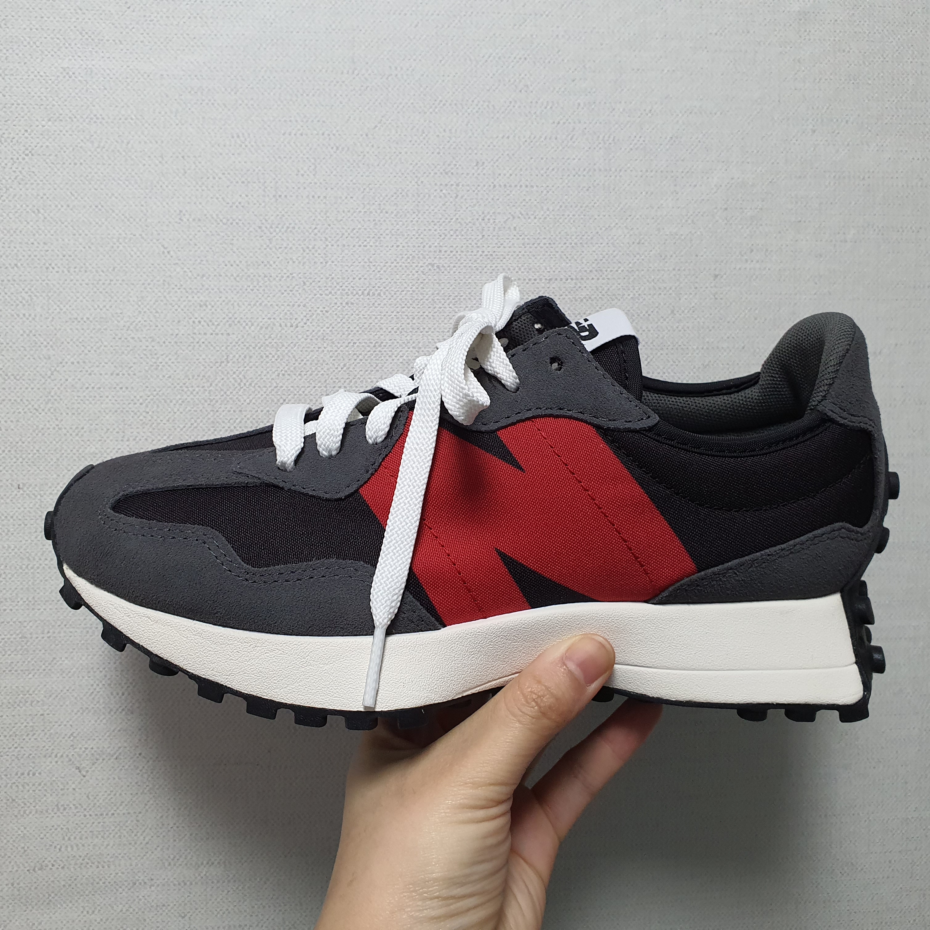 New Balance 327 Magnet Team Red 착용 스타일
