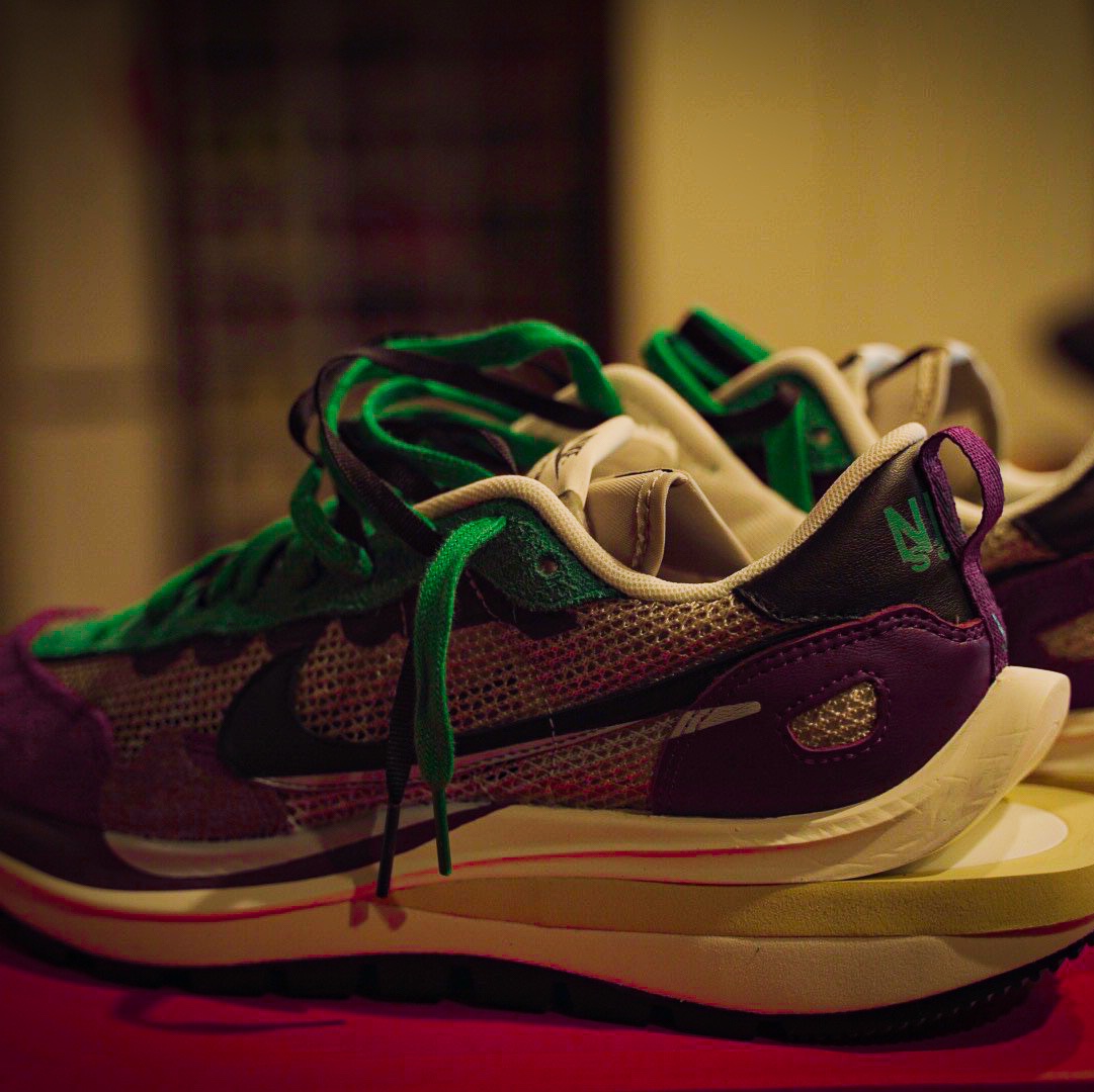 Nike x Sacai VaporWaffle String & Black Villain Red, Nike x Stussy Windrunner Jacket Habanero Red 착용 스타일 - 4