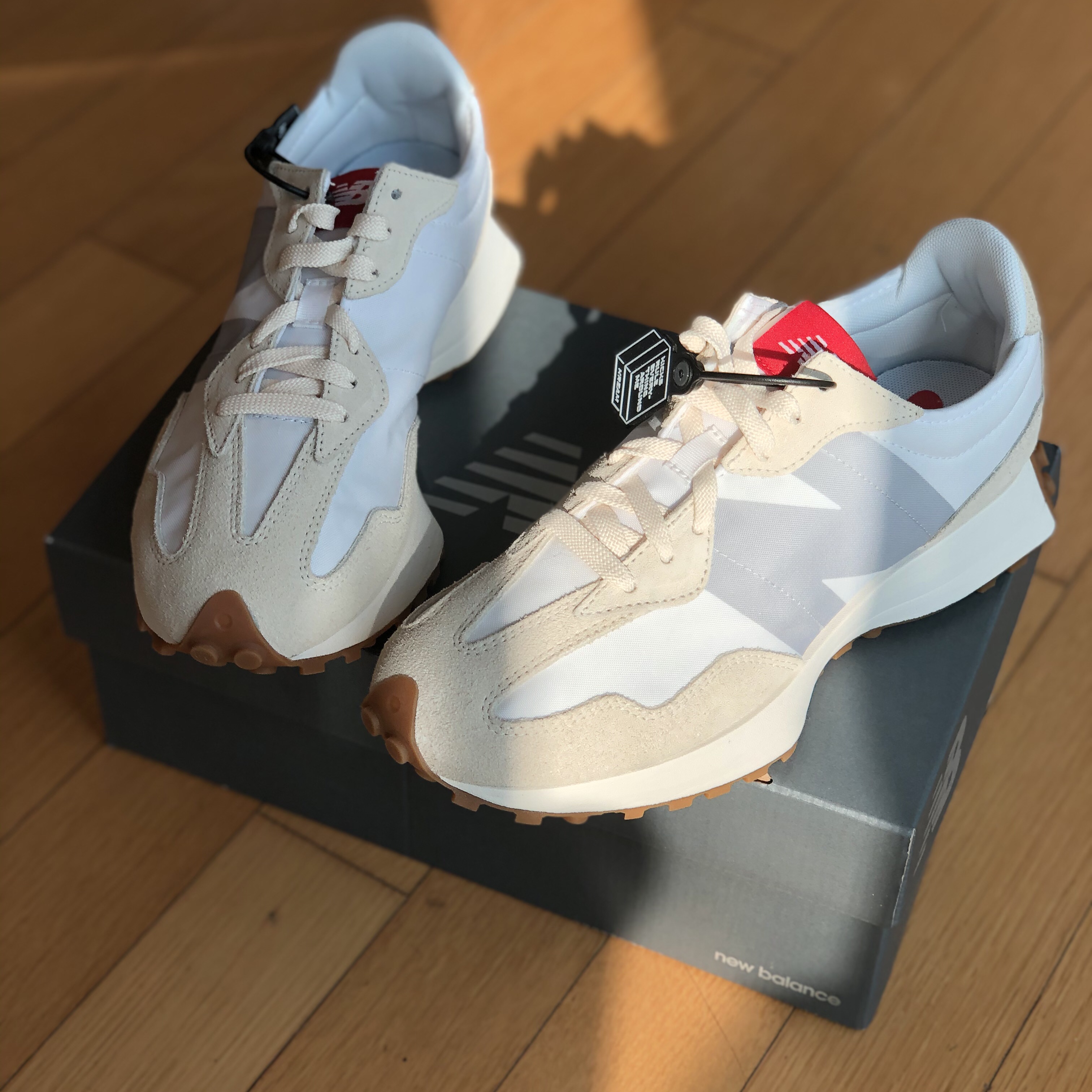 New Balance 327 White Silver Gum 착용 스타일 - 2