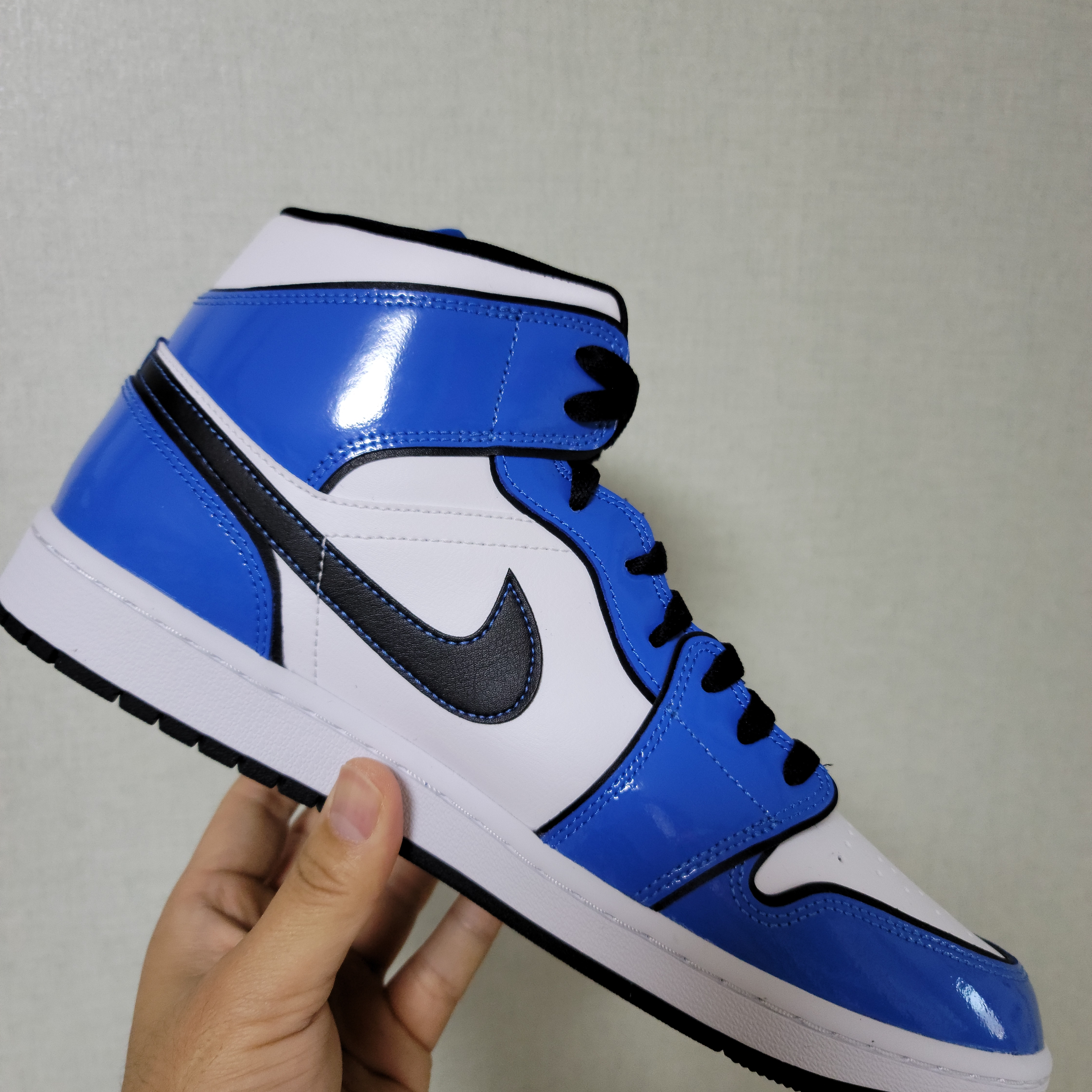 Jordan 1 Mid SE Signal Blue 착용 스타일 - 1