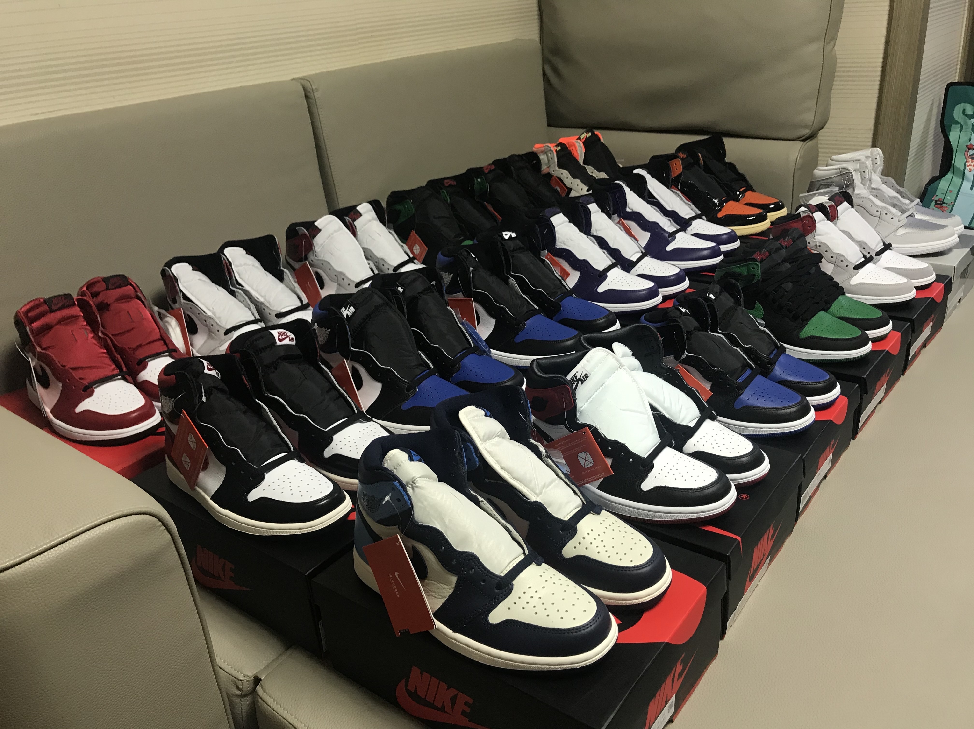 (W) Jordan 1 Retro High Satin Red, Jordan 1 Retro High Obsidian UNC 착용 스타일