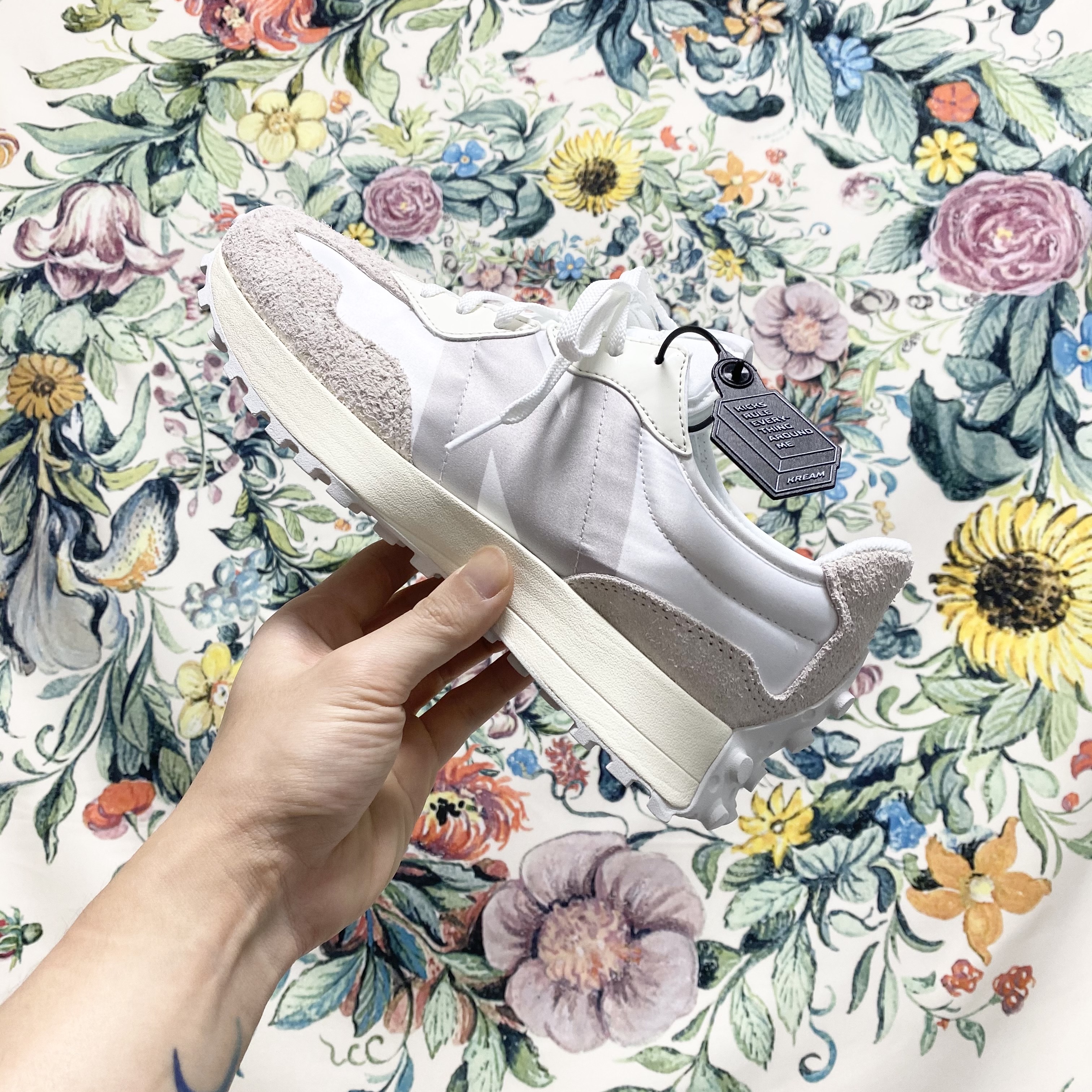 (W) New Balance 327 White Moonbeam 착용 스타일
