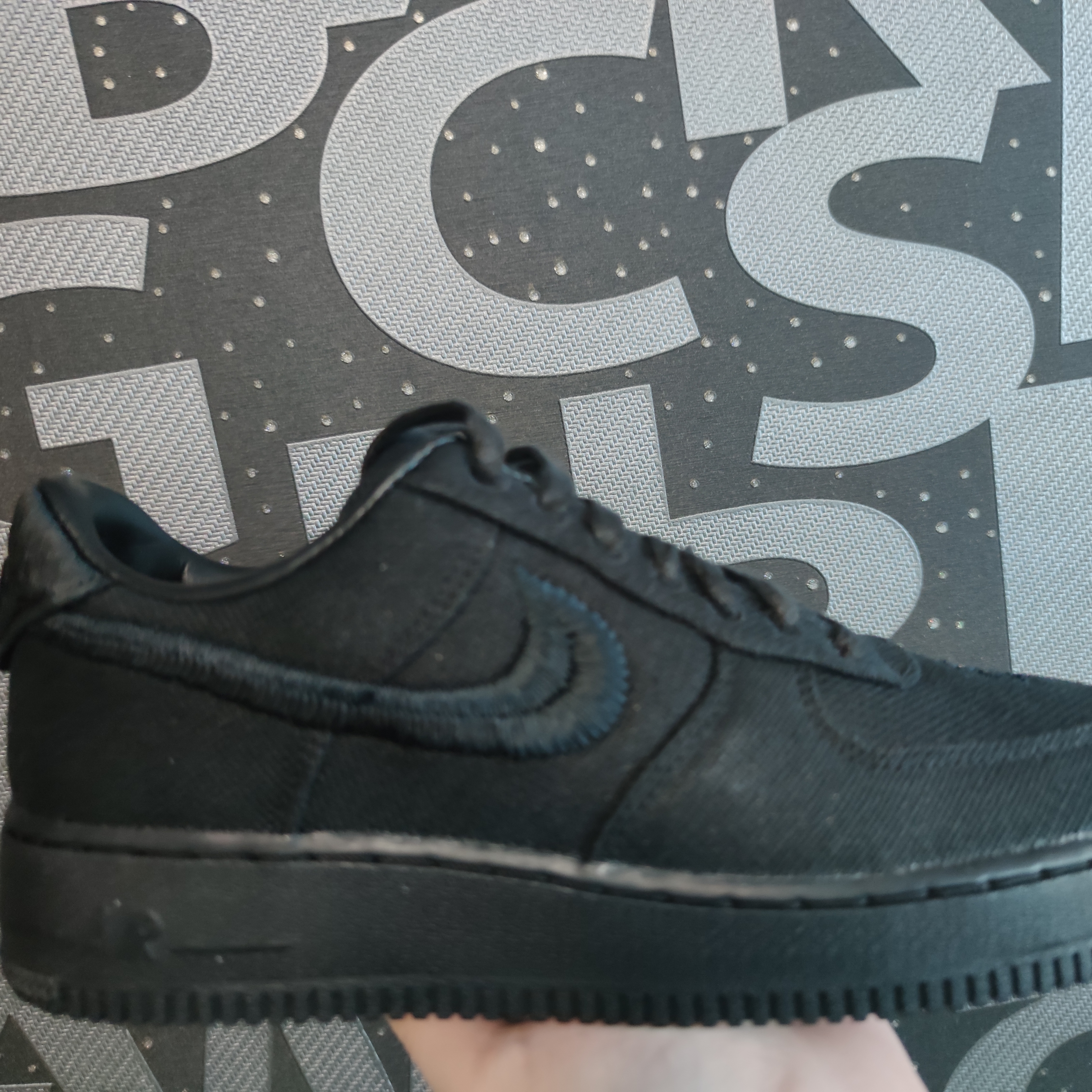 Nike x Stussy Air Force 1 Low Triple Black 착용 스타일 - 2