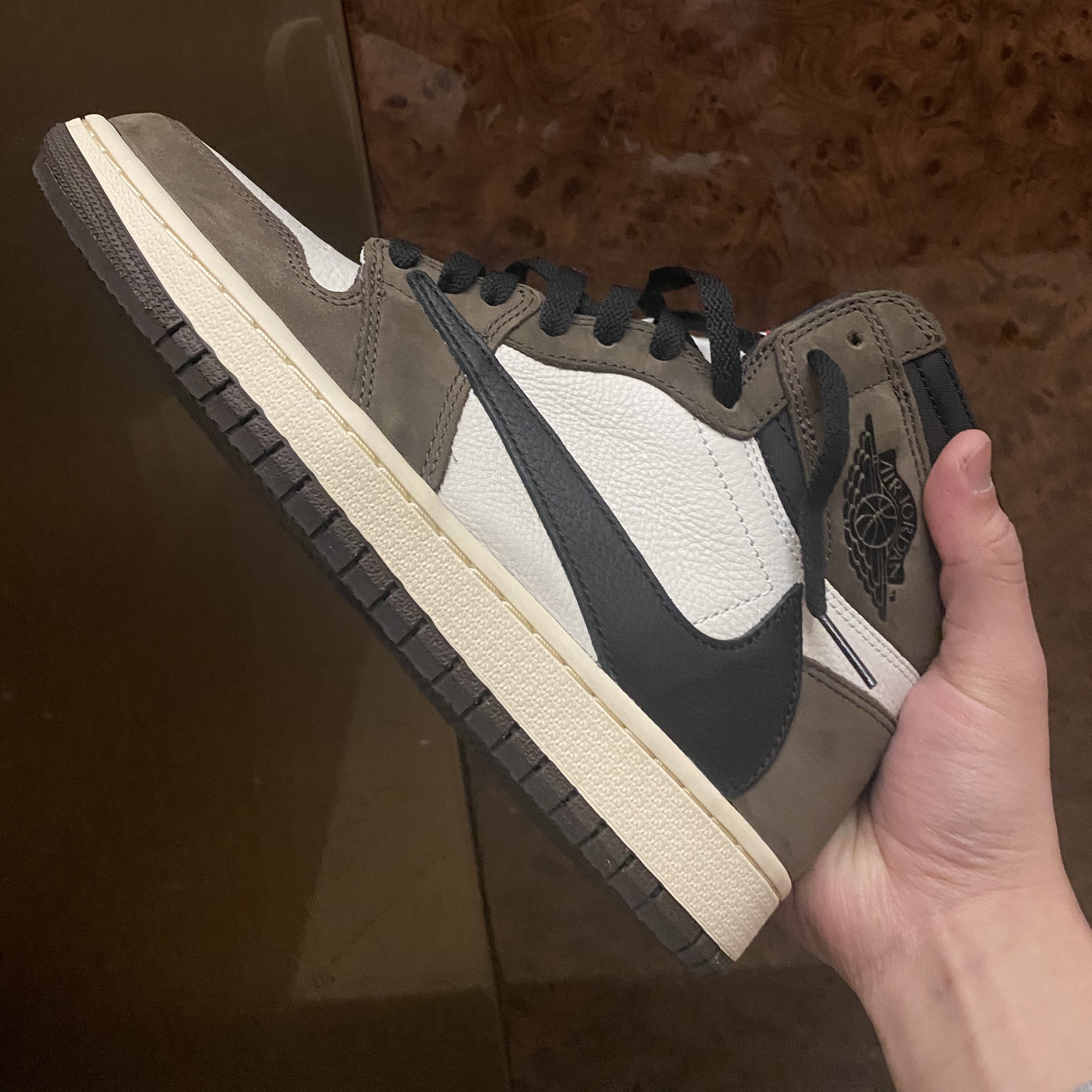 Jordan 1 x Travis Scott Retro High OG SP Mocha 착용 스타일 - 3