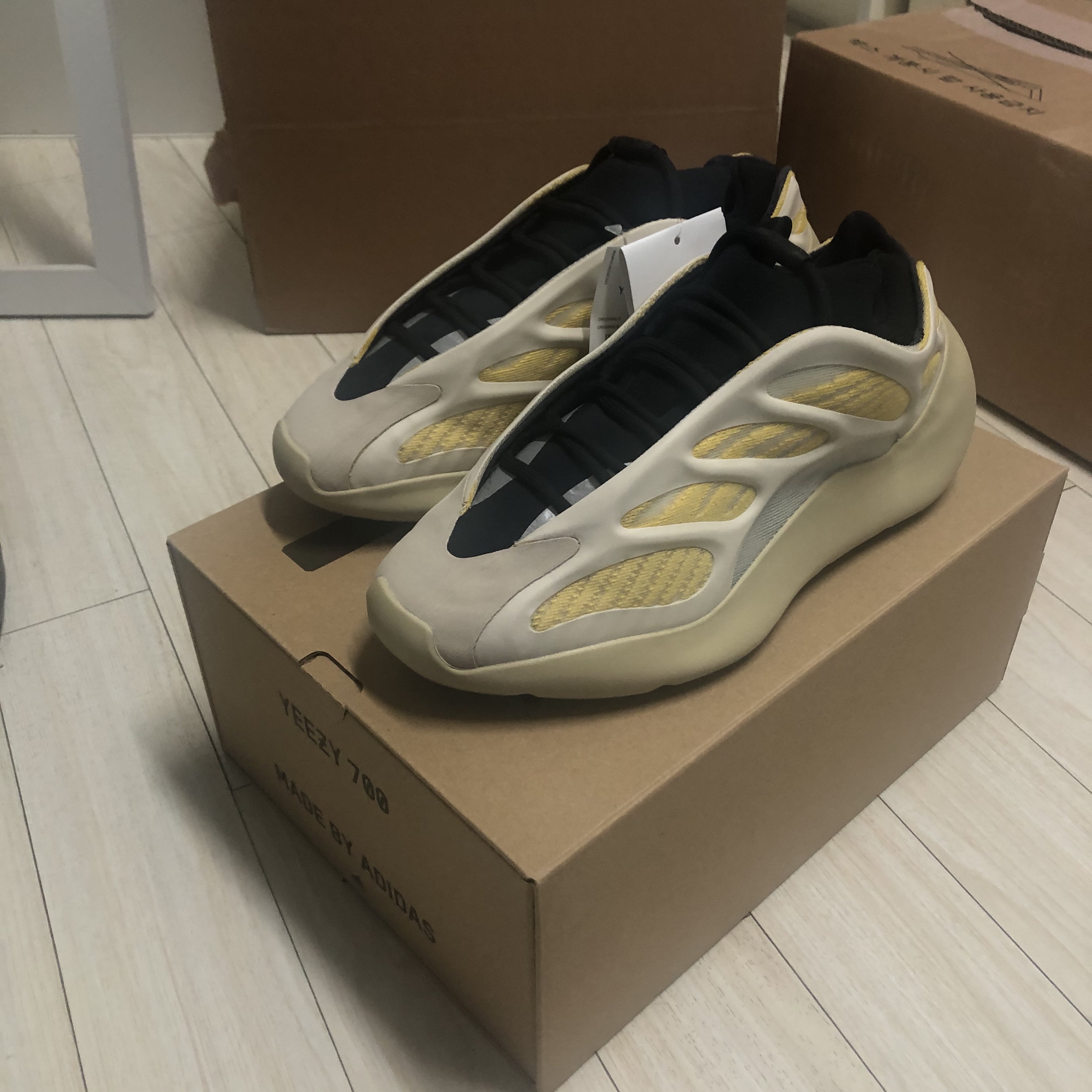 Adidas Yeezy 700 V3 Safflower 착용 스타일 - 2