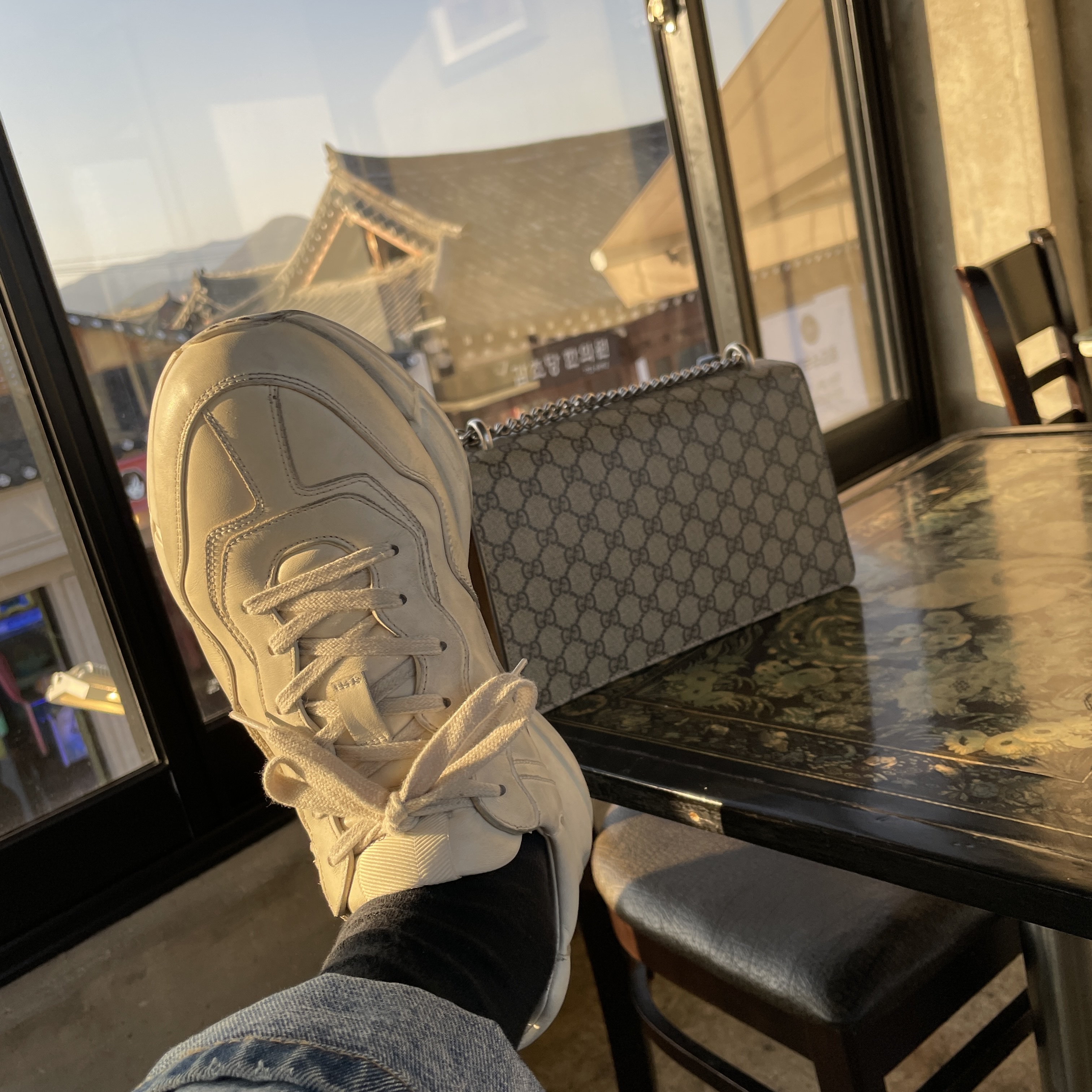 Gucci Rhyton Leather Sneakers Distressed Ivory 착용 스타일