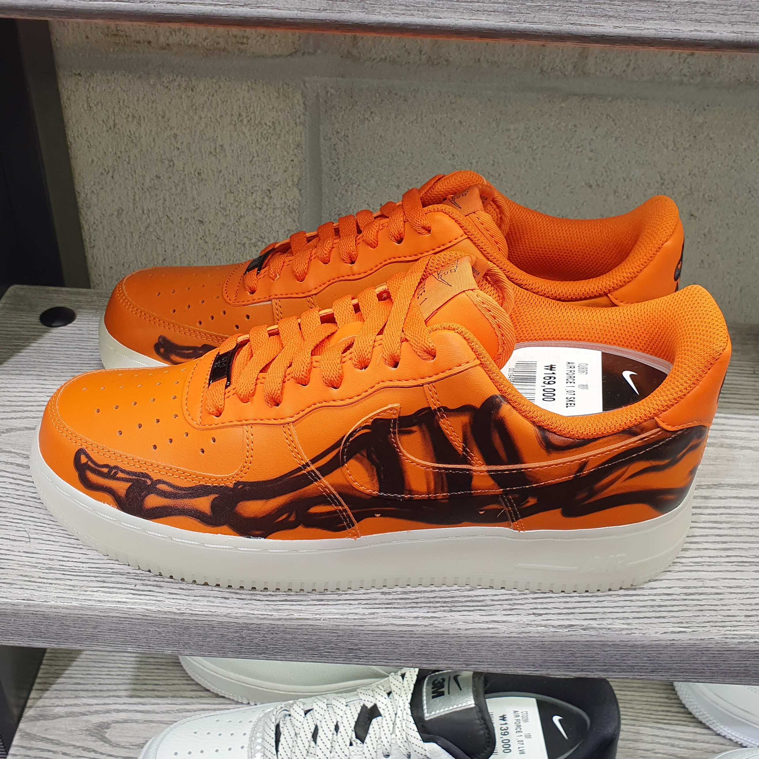 Nike Air Force 1 Low '07 Orange Skeleton 착용 스타일 - 3