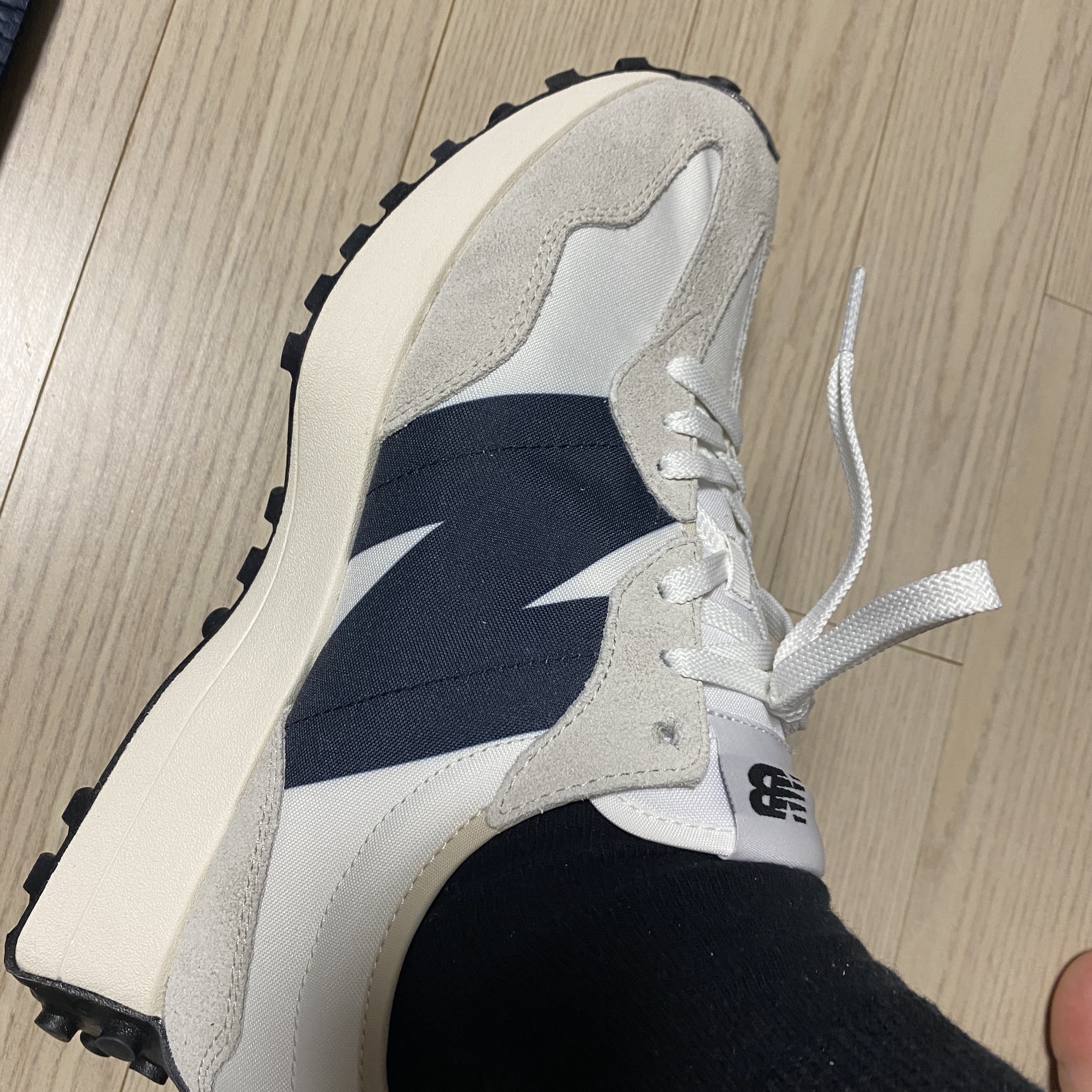 New Balance 327 White Black 착용 스타일