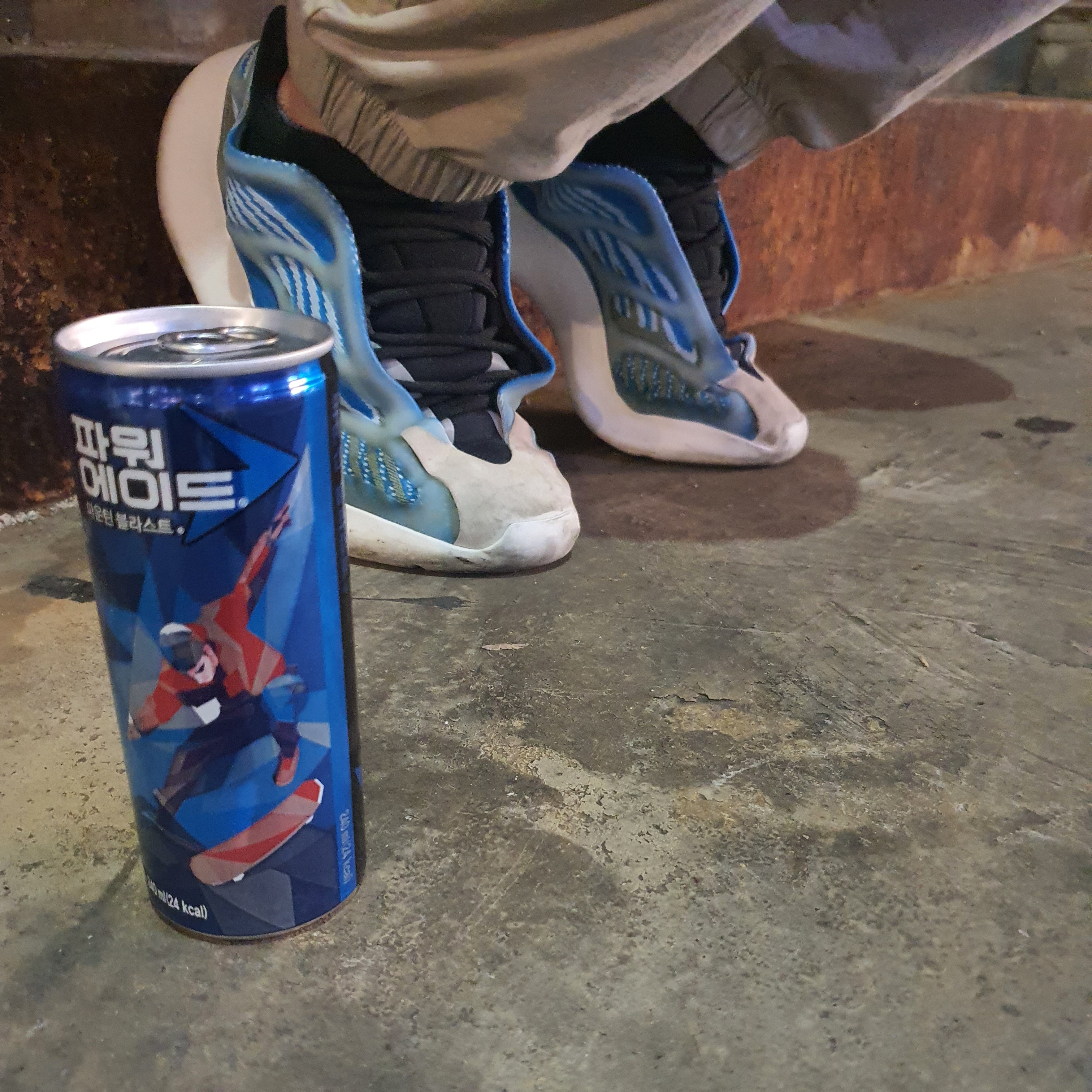 Adidas Yeezy 700 V3 Arzareth 착용 스타일