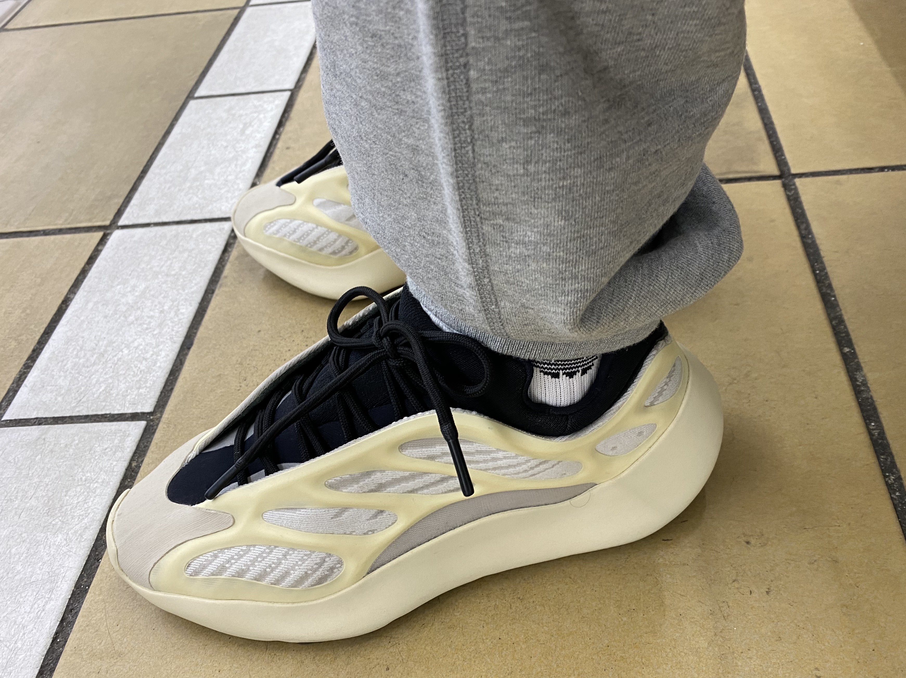Adidas Yeezy 700 V3 Azael 2019 착용 스타일