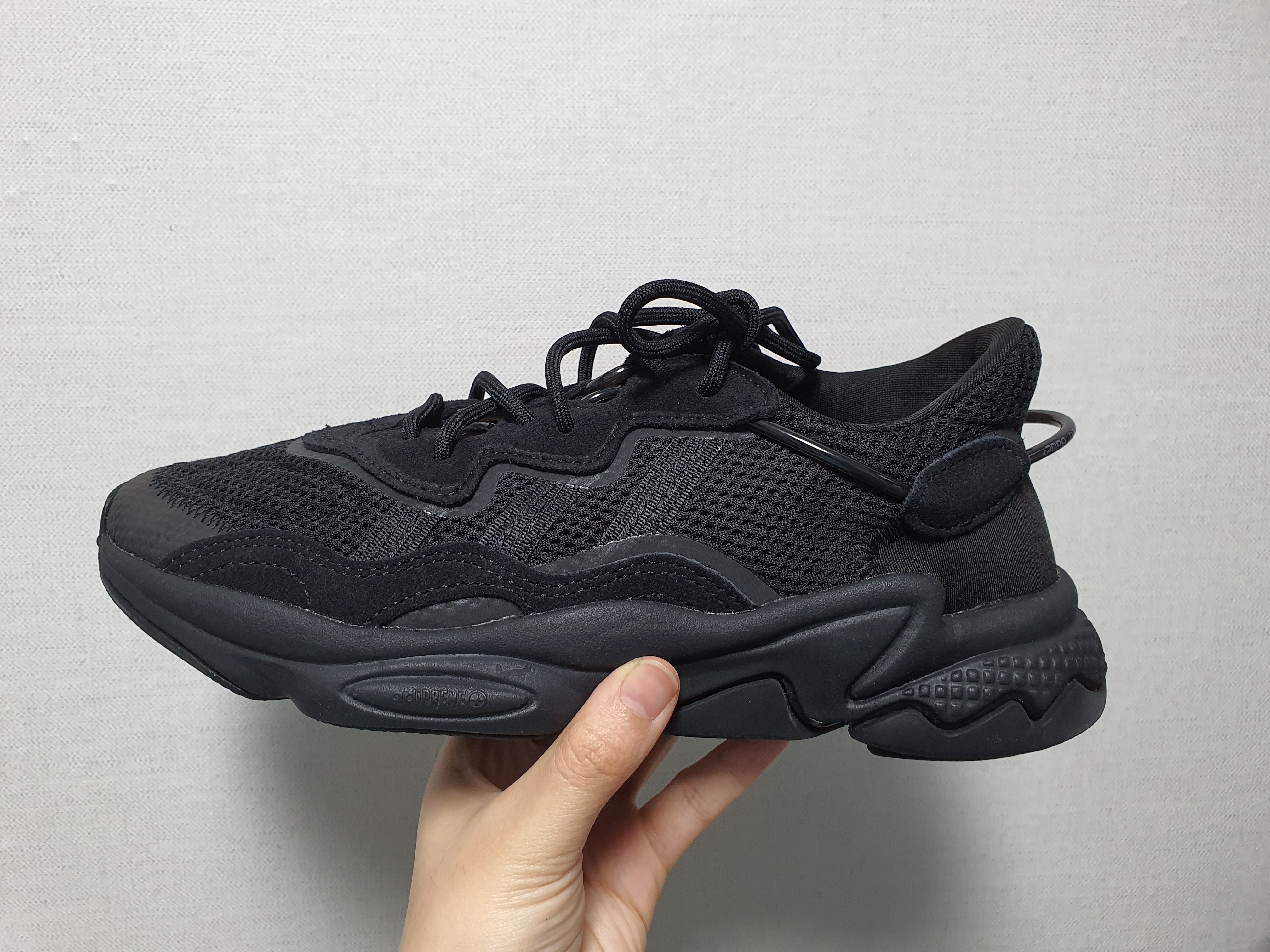 Adidas Ozweego Core Black 착용 스타일