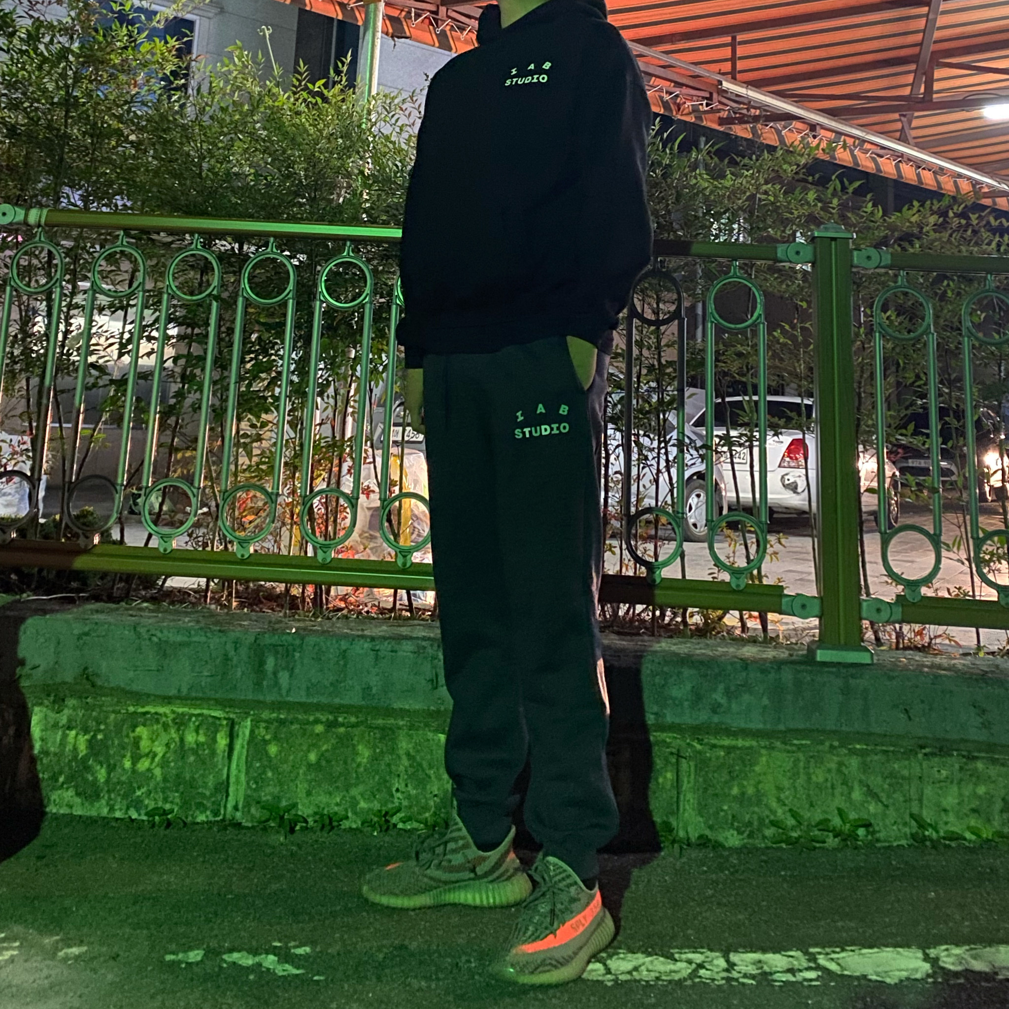 Adidas Yeezy Boost 350 V2 Beluga, IAB Studio x League of Legends Sweatpants Navy 착용 스타일